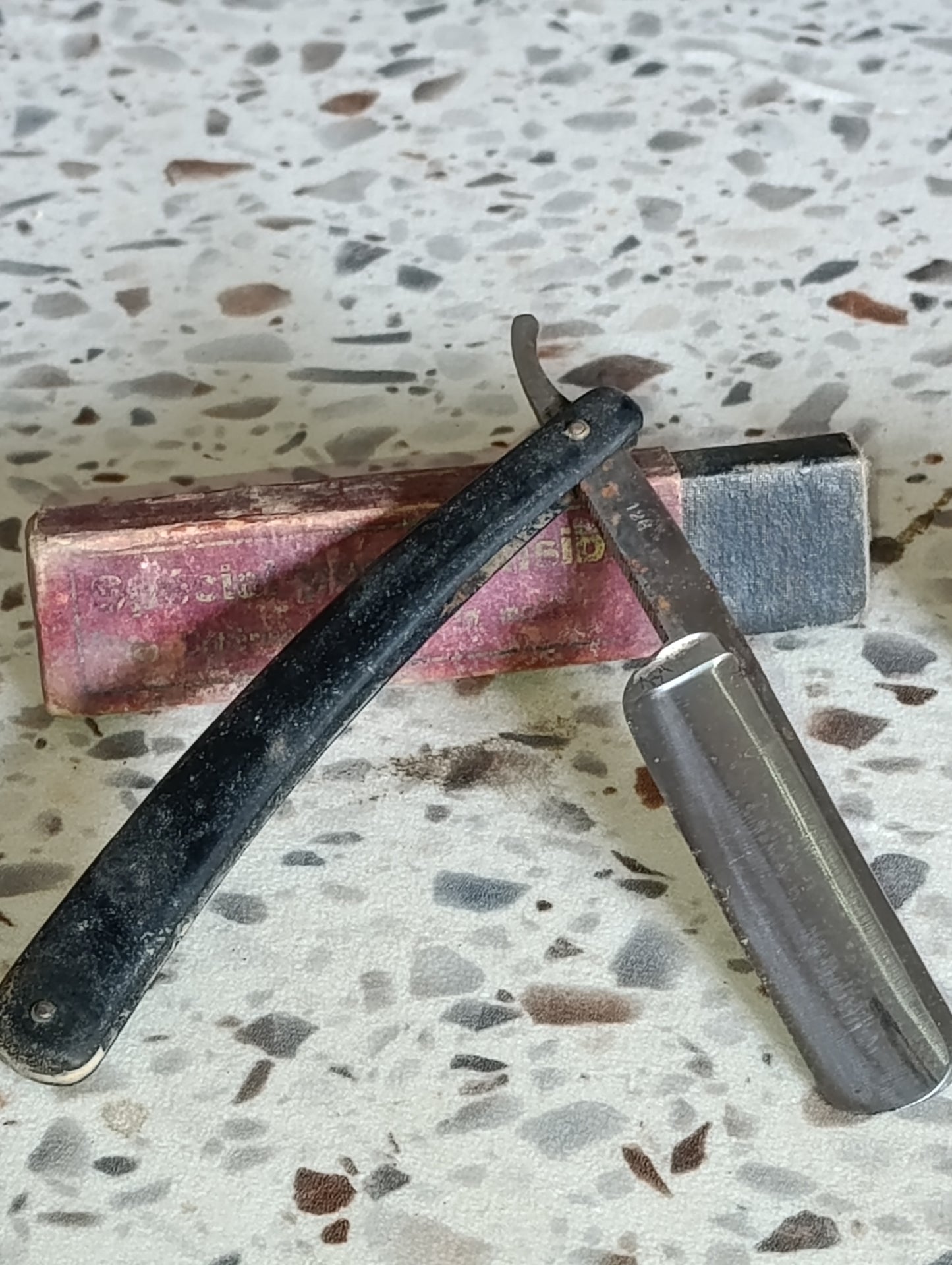 Ancien rasoir coupe-chou PERFECTA Spécial peau sensible avec boîte