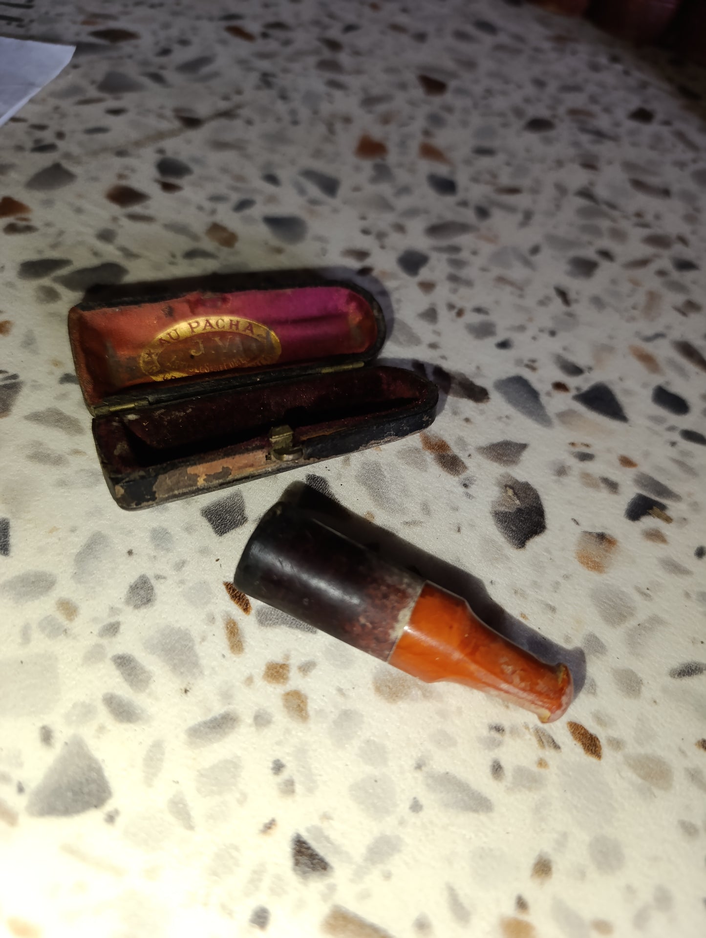 Ancienne petite pipe Au Pacha Besançon avec étui d’origine – J.V.
