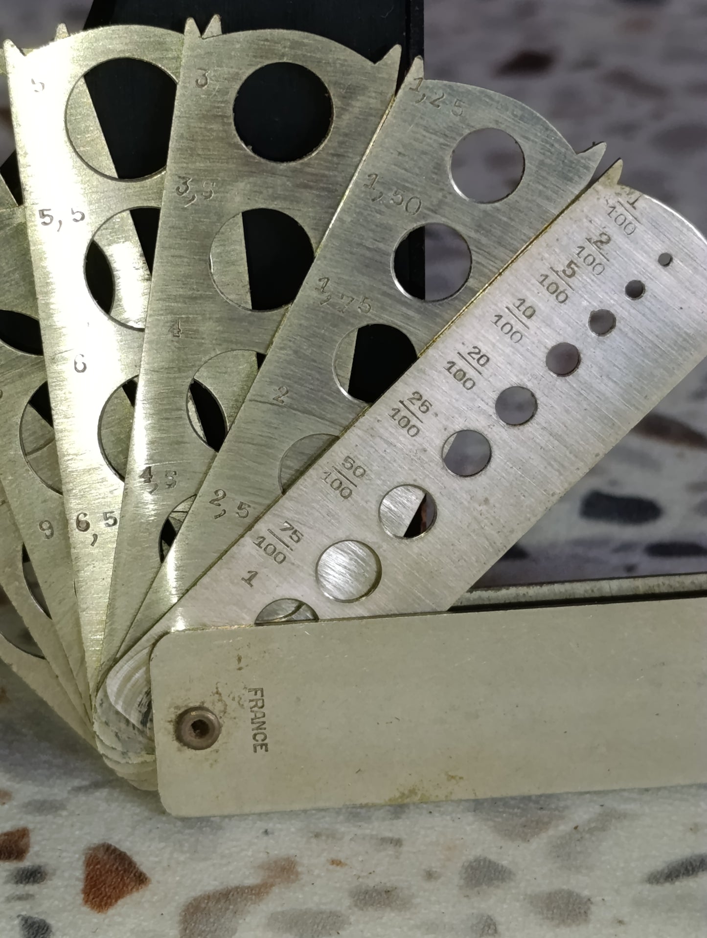 Ancien calibre à pierres d’horlogerie et bijouterie – PIERRES France