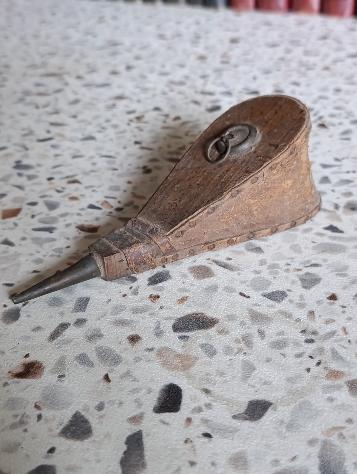 Ancien soufflet d’horloger en bois et cuir avec embout métallique – outil d’atelier