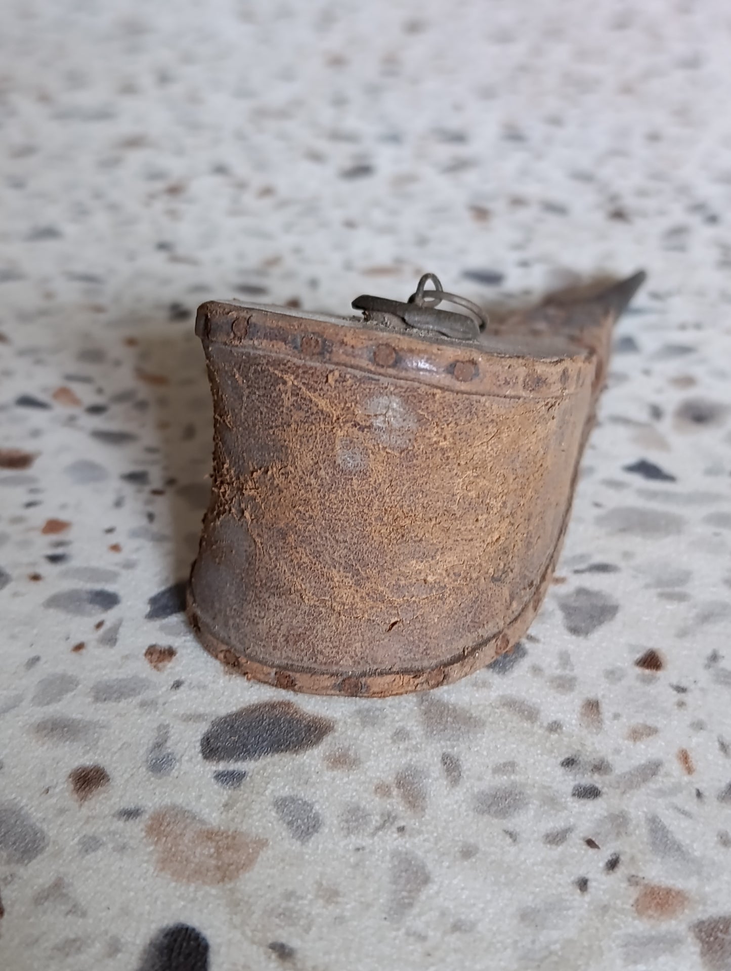 Ancien soufflet d’horloger en bois et cuir avec embout métallique – outil d’atelier