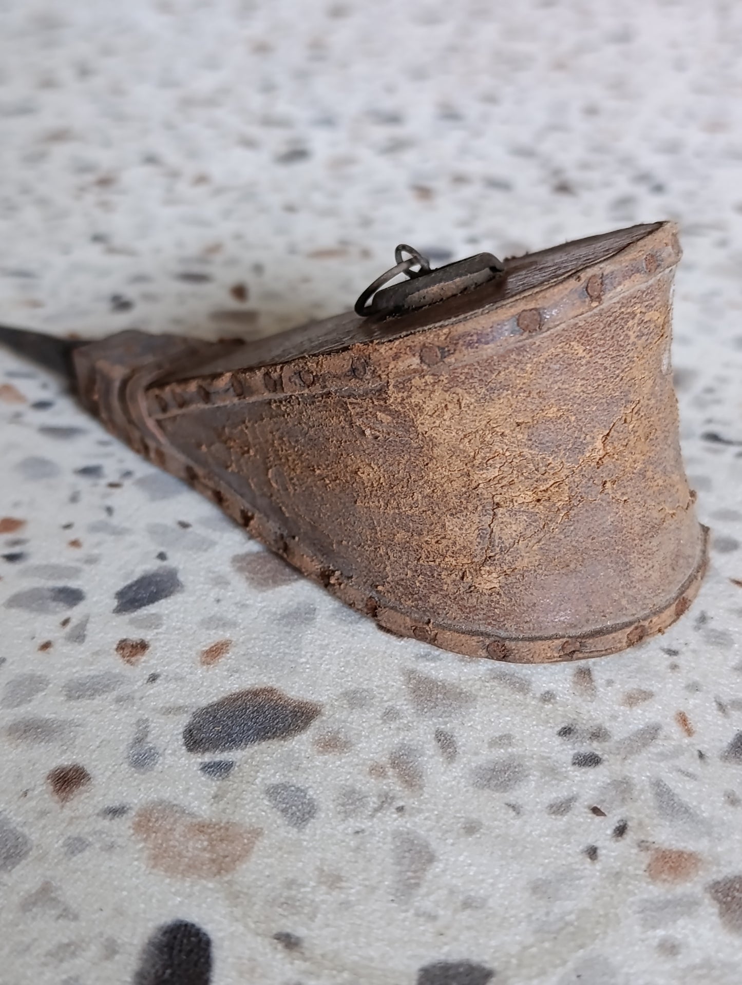 Ancien soufflet d’horloger en bois et cuir avec embout métallique – outil d’atelier