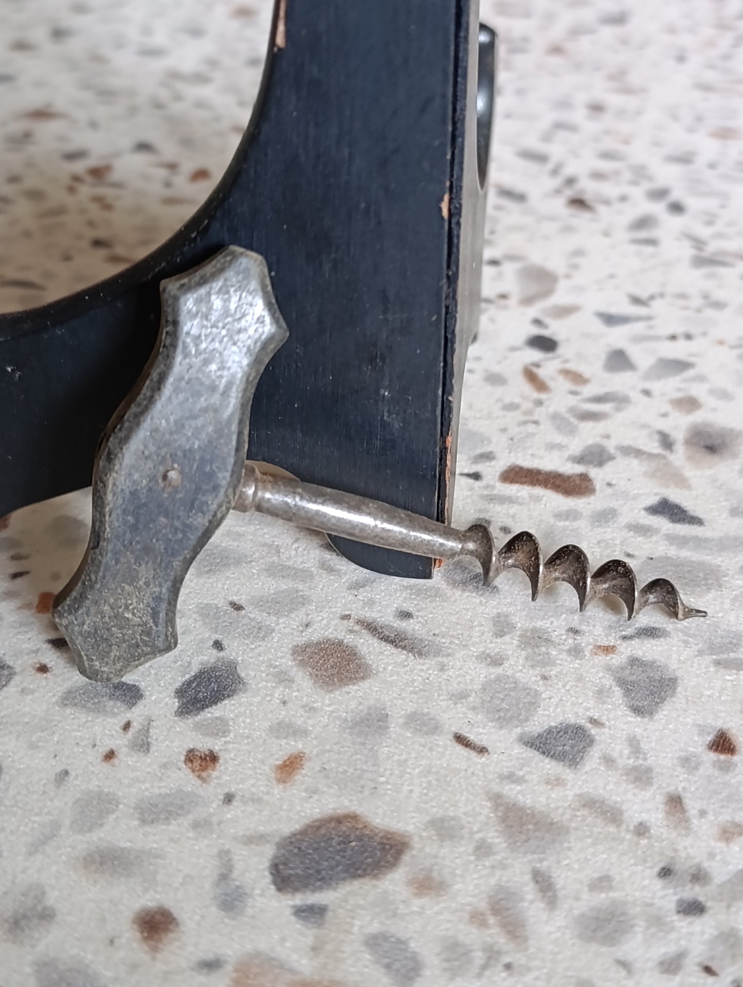 Ancien tire-bouchon à poignée en métal – modèle vintage robuste