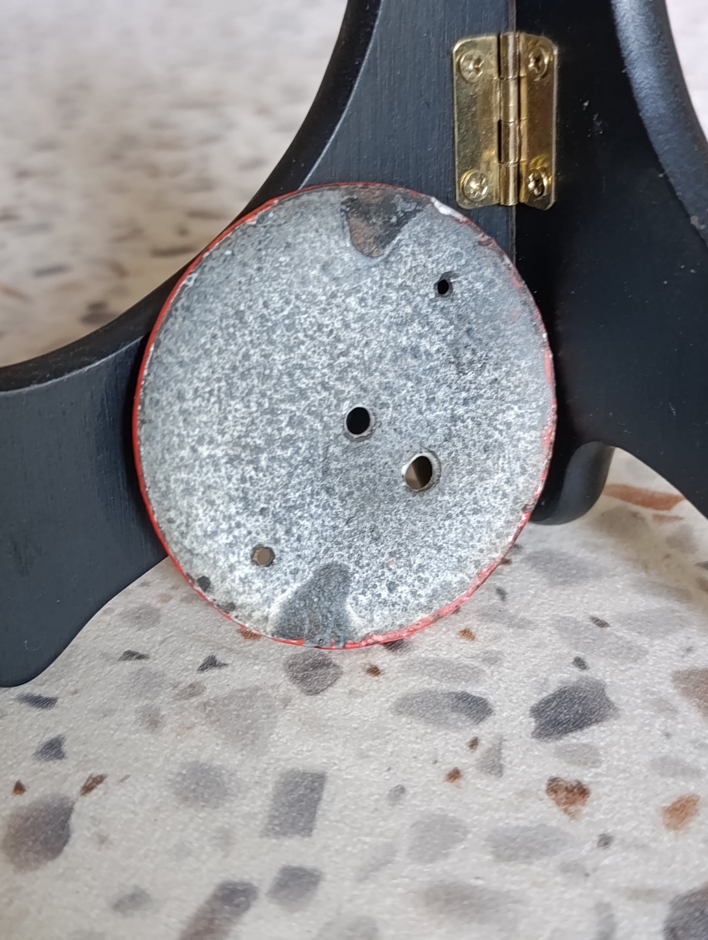 Ancien cadran émaillé de pendulette à décor floral – Ø 6,2 cm – pièce d’horlogerie