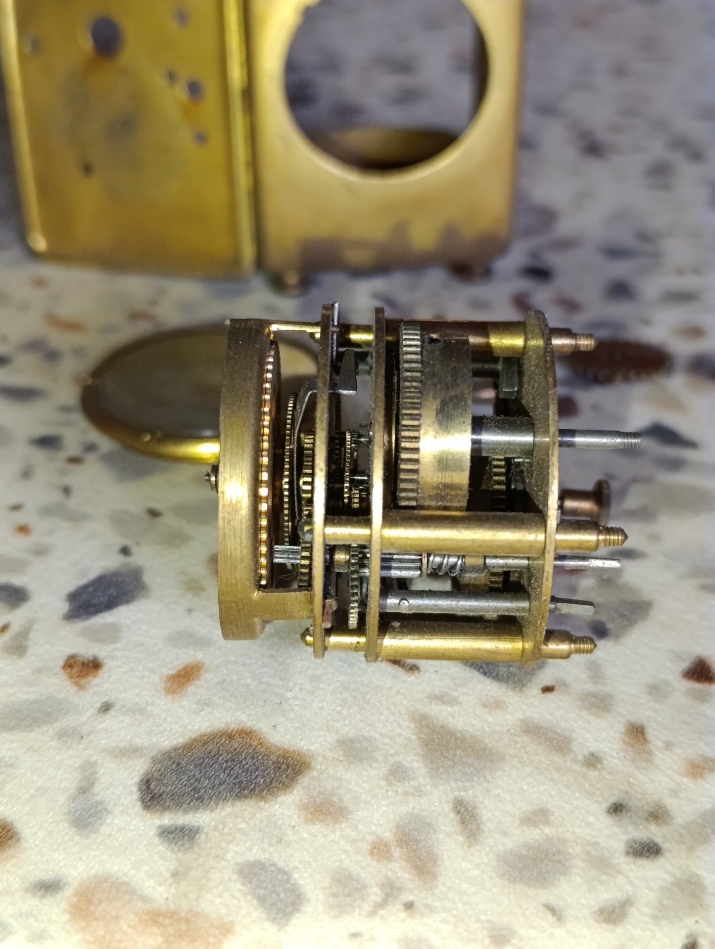 Ancienne pendulette réveil miniature en laiton – mécanisme mécanique à restaurer
