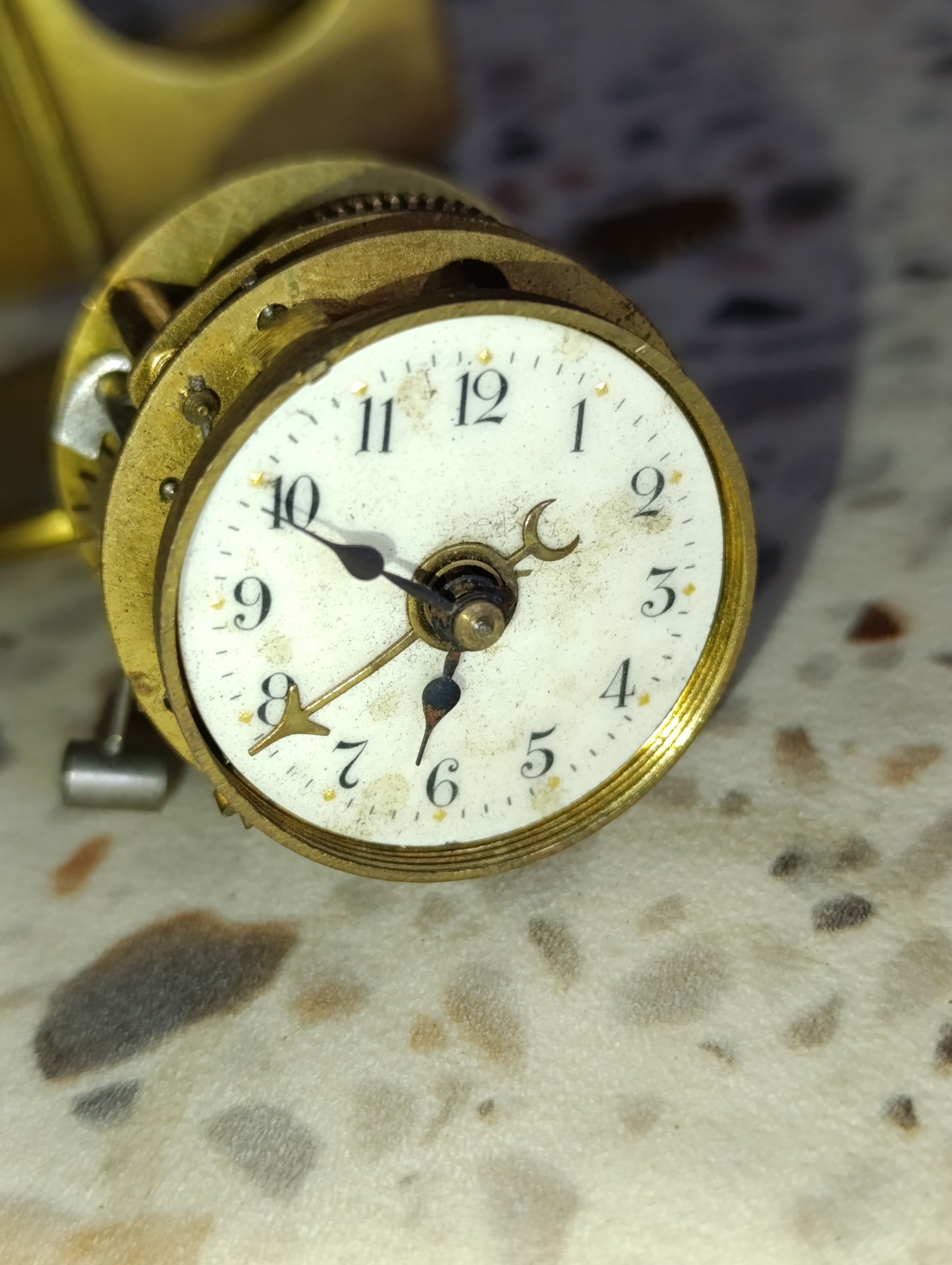 Ancienne pendulette réveil miniature en laiton – mécanisme mécanique à restaurer