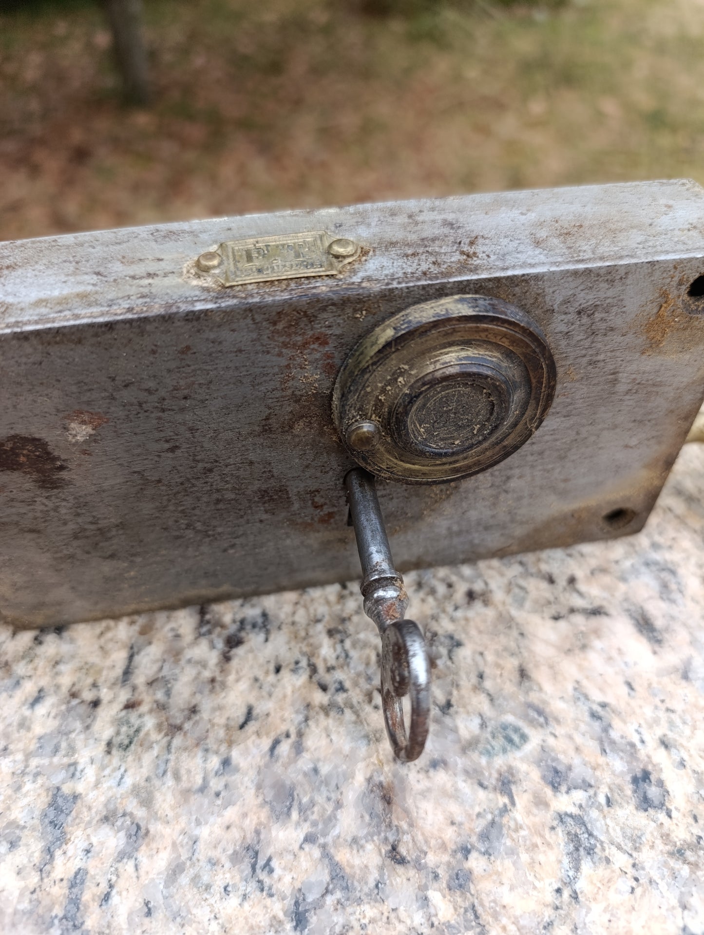 Ancienne serrure en applique F.T. 1re Qualité avec clé et bouton laiton