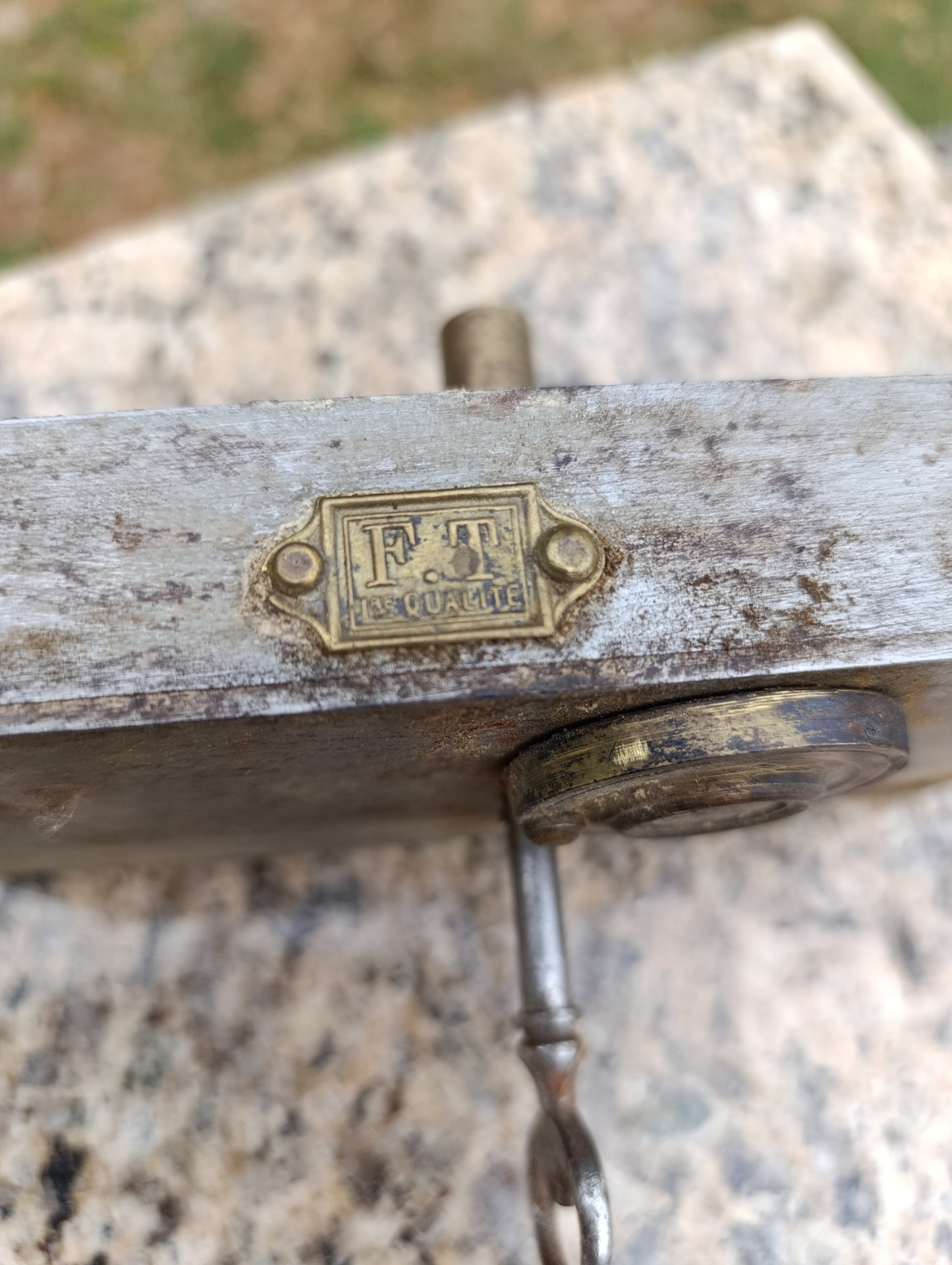 Ancienne serrure en applique F.T. 1re Qualité avec clé et bouton laiton