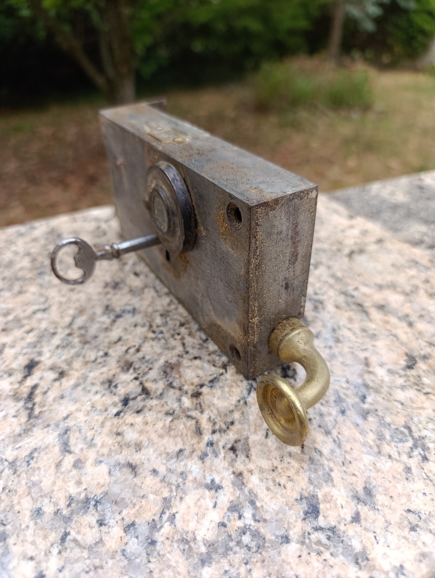 Ancienne serrure en applique F.T. 1re Qualité avec clé et bouton laiton