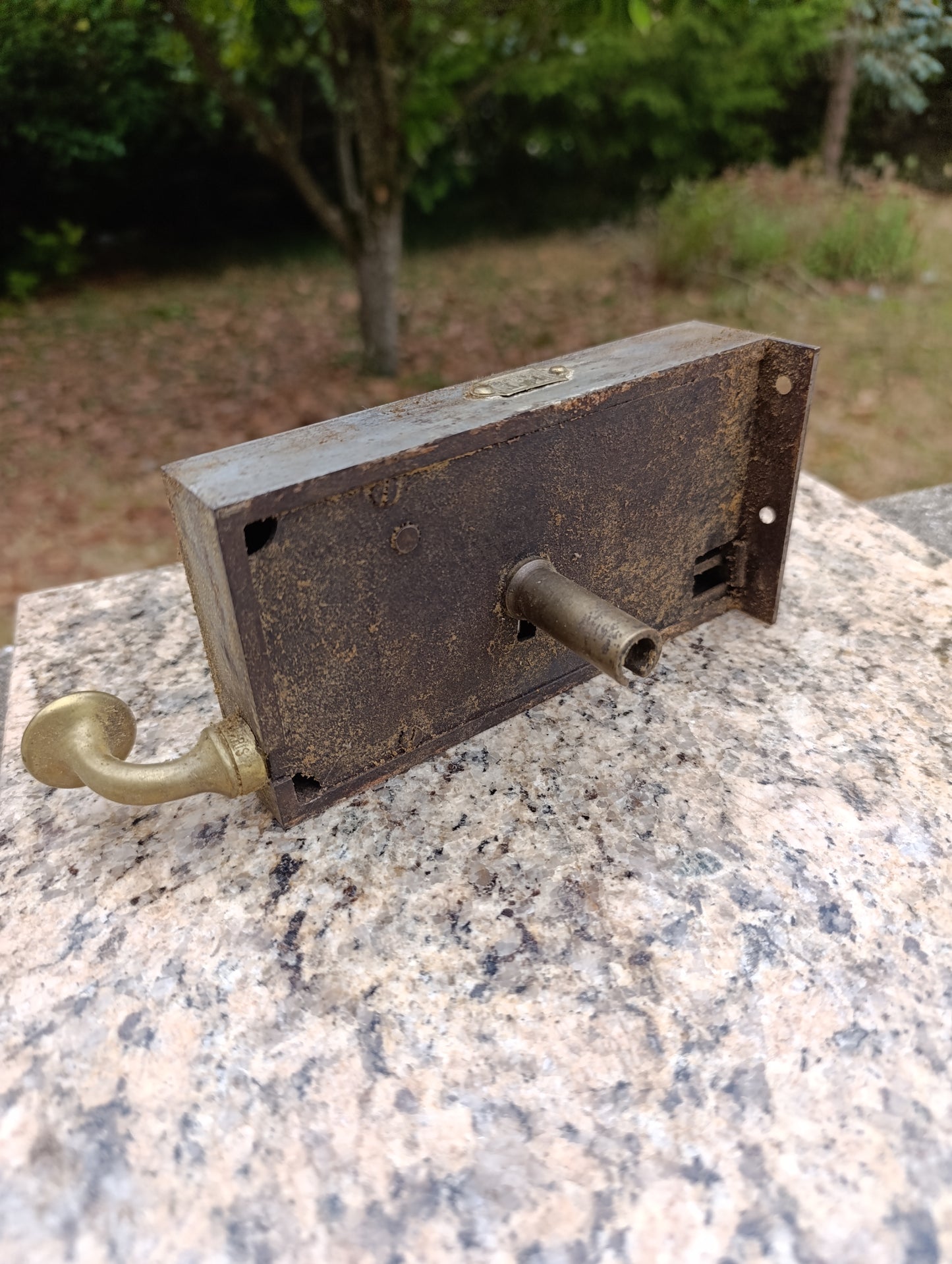 Ancienne serrure en applique F.T. 1re Qualité avec clé et bouton laiton