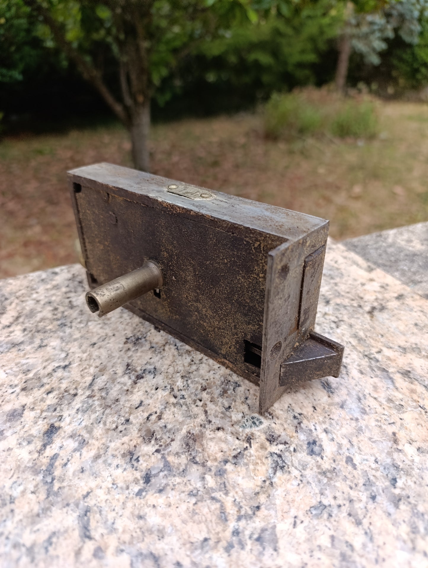 Ancienne serrure en applique F.T. 1re Qualité avec clé et bouton laiton