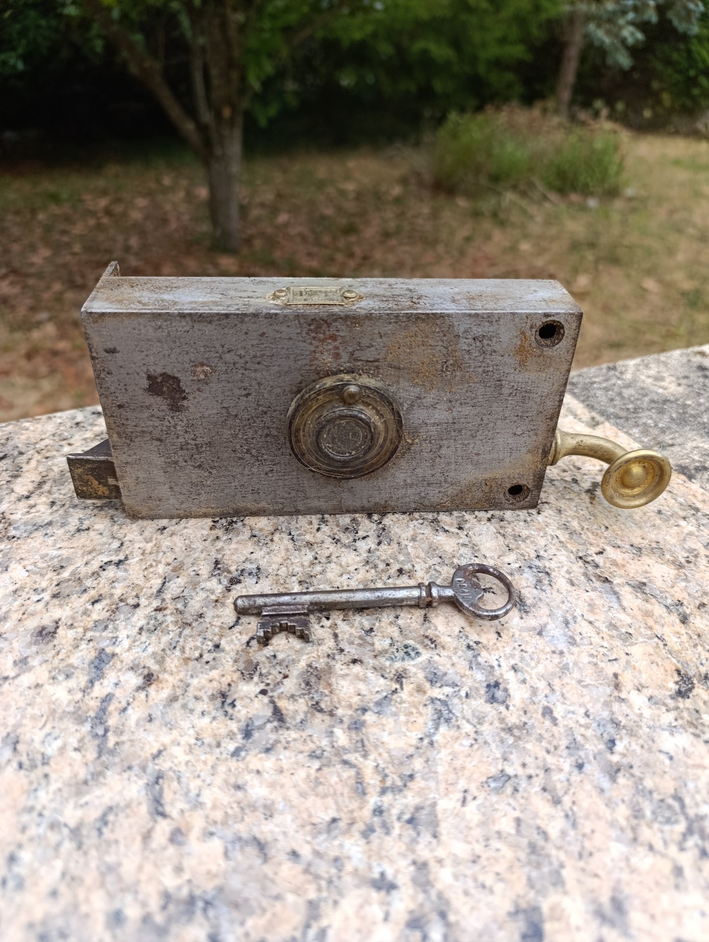 Ancienne serrure en applique F.T. 1re Qualité avec clé et bouton laiton