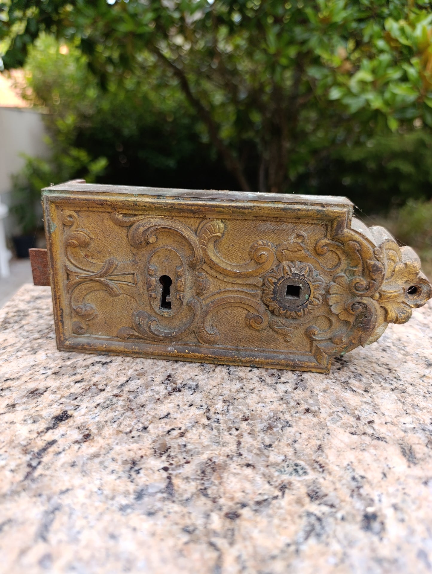 Ancienne serrure en applique décorative à rinceaux – façade ouvragée XIXe