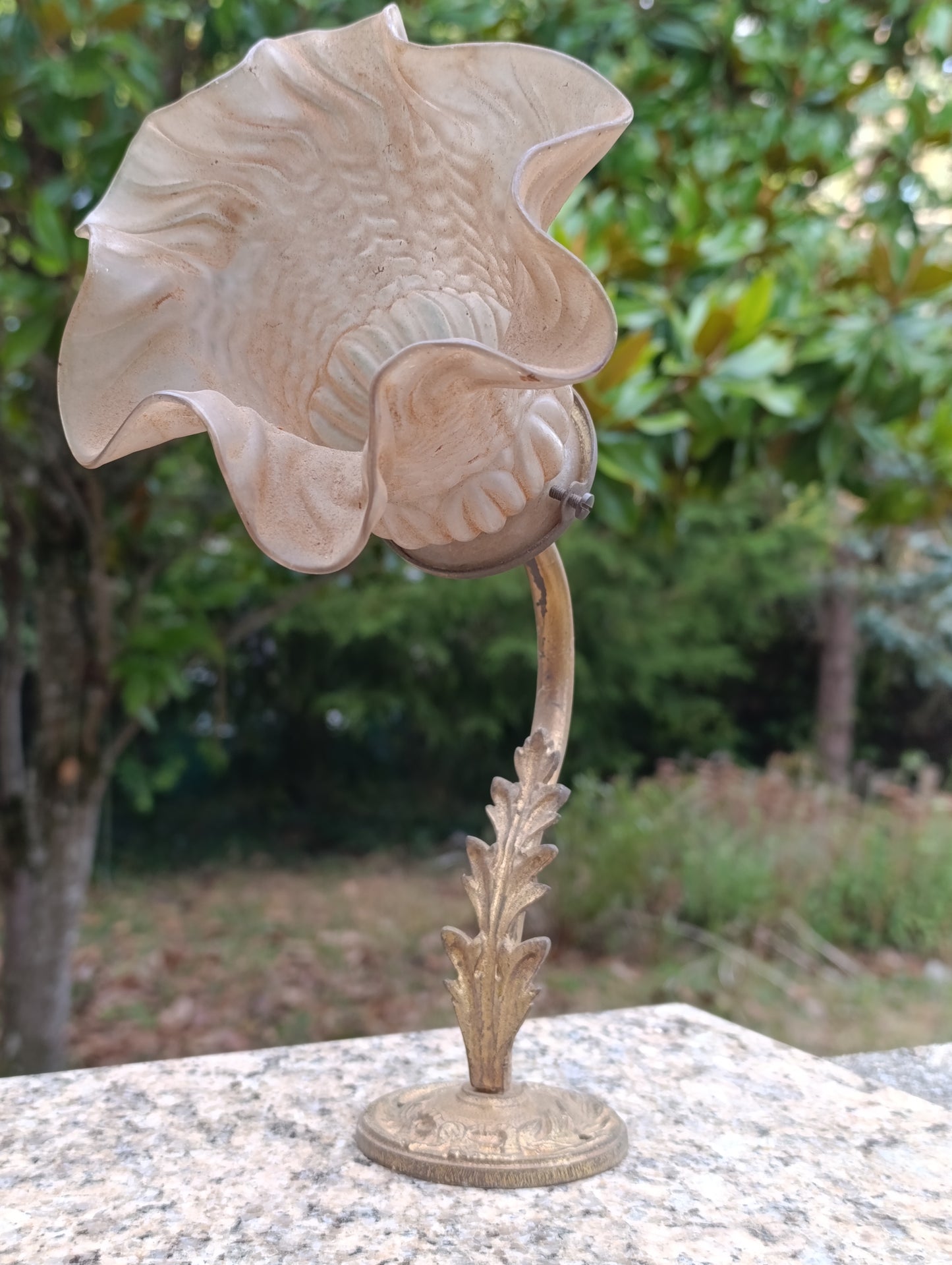 Ancienne applique murale en métal doré – tulipe en verre moulé décoratif
