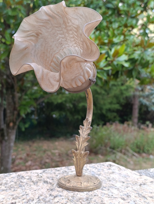 Ancienne applique murale en métal doré – tulipe en verre moulé décoratif
