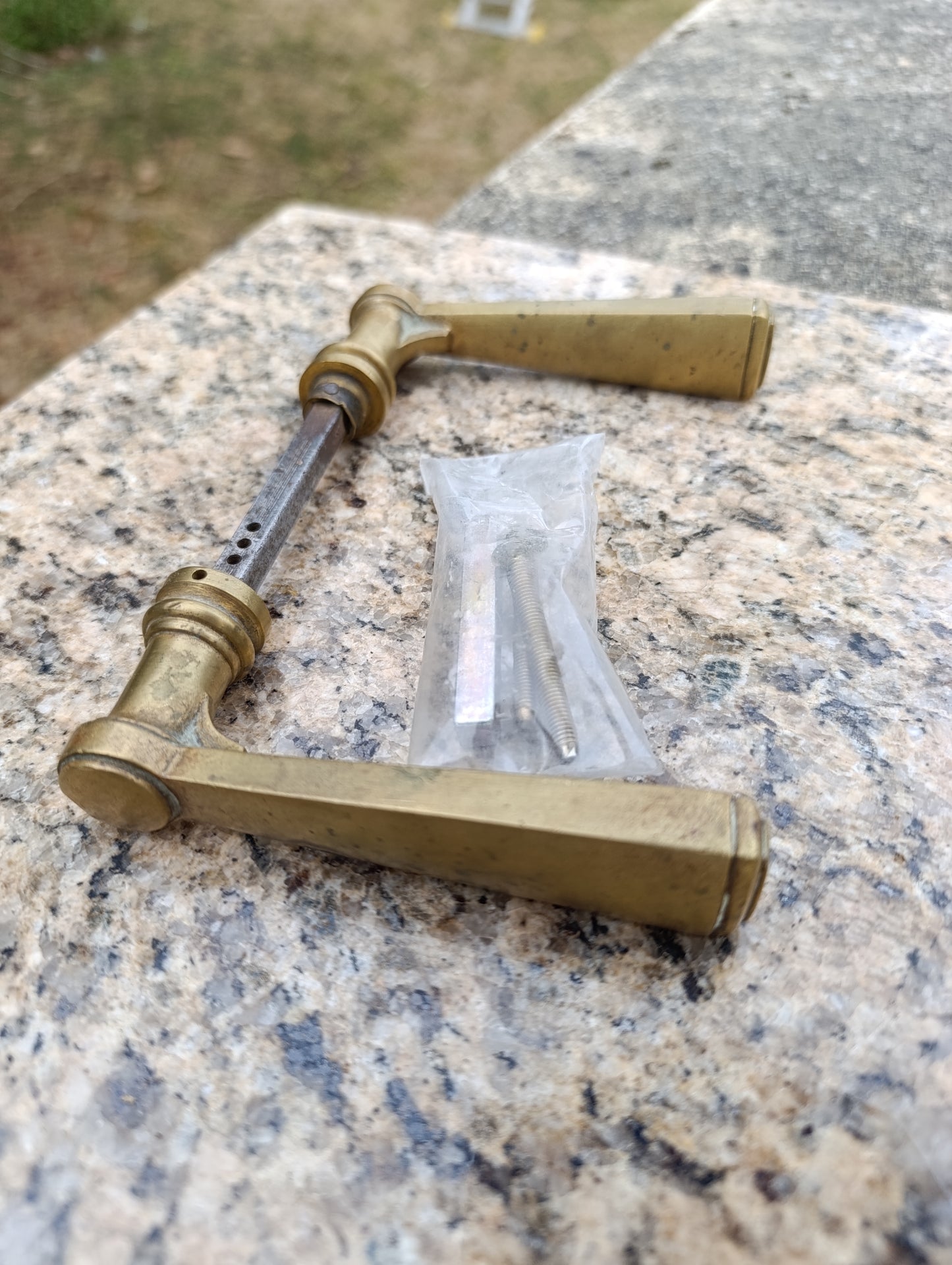 Paire de poignées de porte anciennes en laiton – béquilles carrées avec carré et visserie