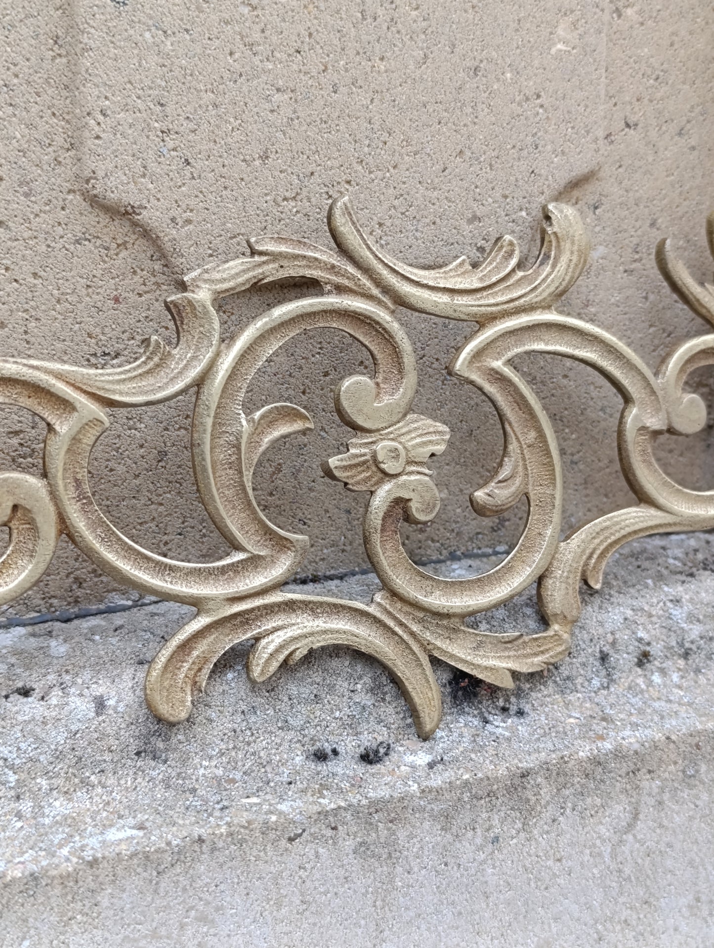 Ancien ornement décoratif en laiton ajouré à rinceaux – 32,3 cm