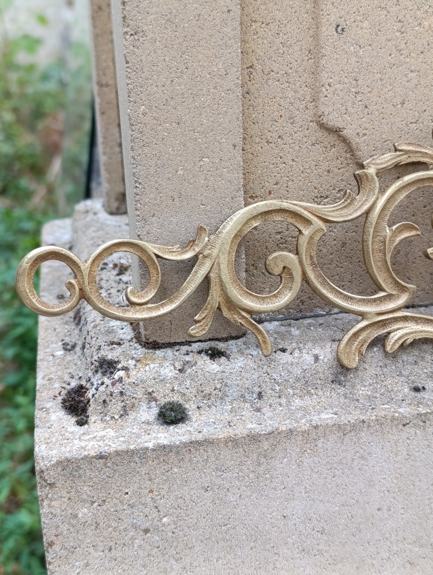 Ancien ornement décoratif en laiton ajouré à rinceaux – 32,3 cm
