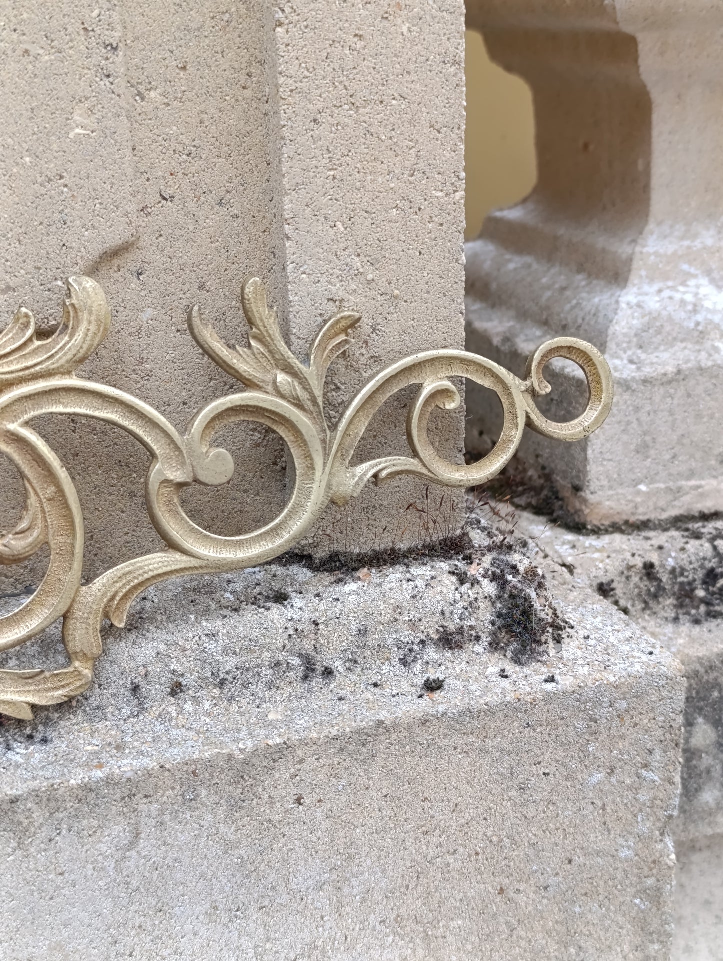 Ancien ornement décoratif en laiton ajouré à rinceaux – 32,3 cm