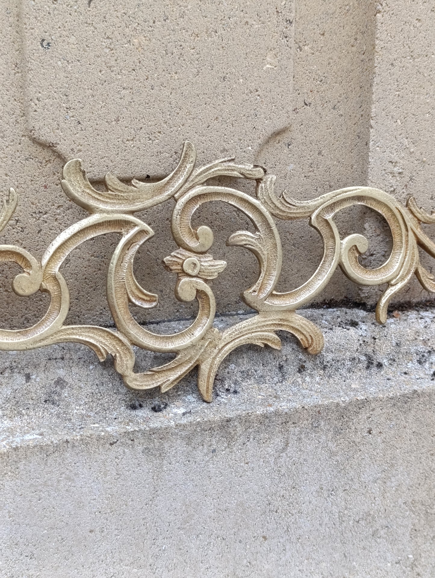Ancien ornement décoratif en laiton ajouré à rinceaux – 32,3 cm
