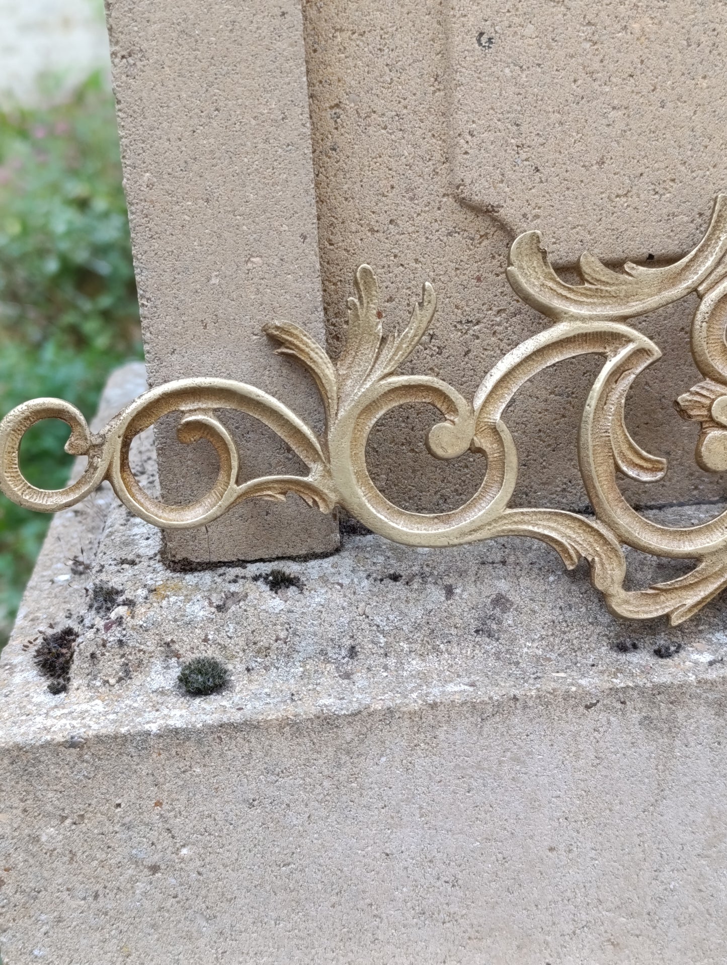 Ancien ornement décoratif en laiton ajouré à rinceaux – 32,3 cm