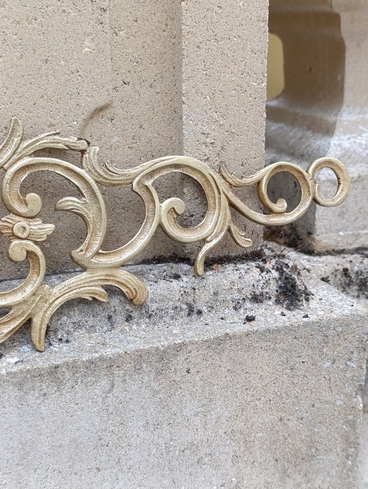Ancien ornement décoratif en laiton ajouré à rinceaux – 32,3 cm