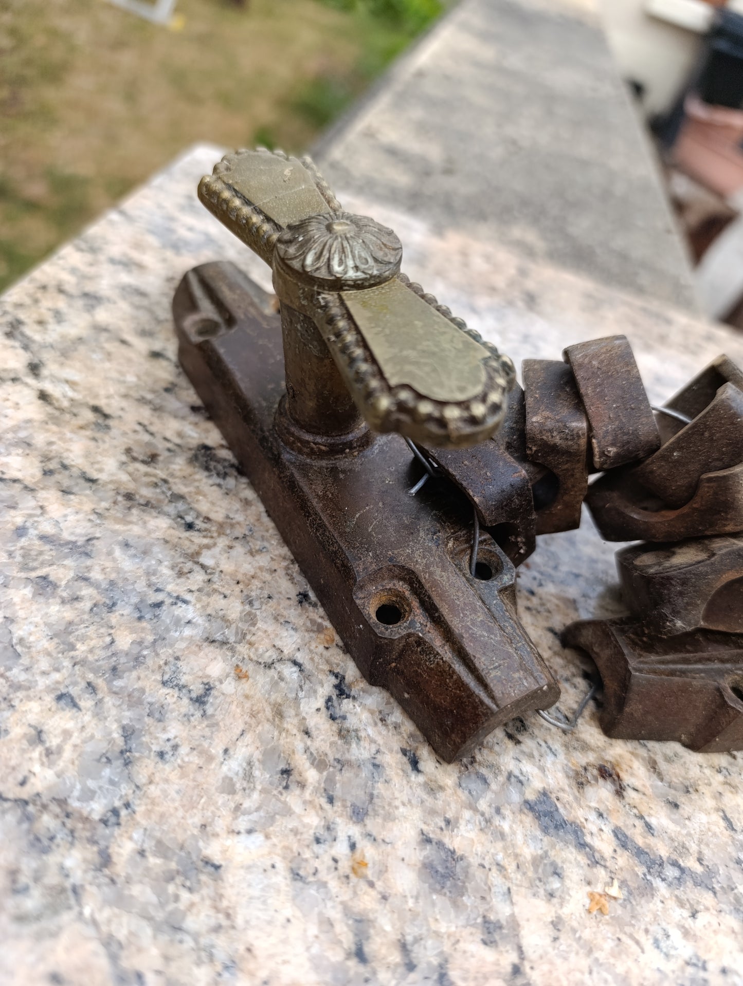 Lot de 2 anciens verrous targettes de porte ou fenêtre à poignées en laiton décoré