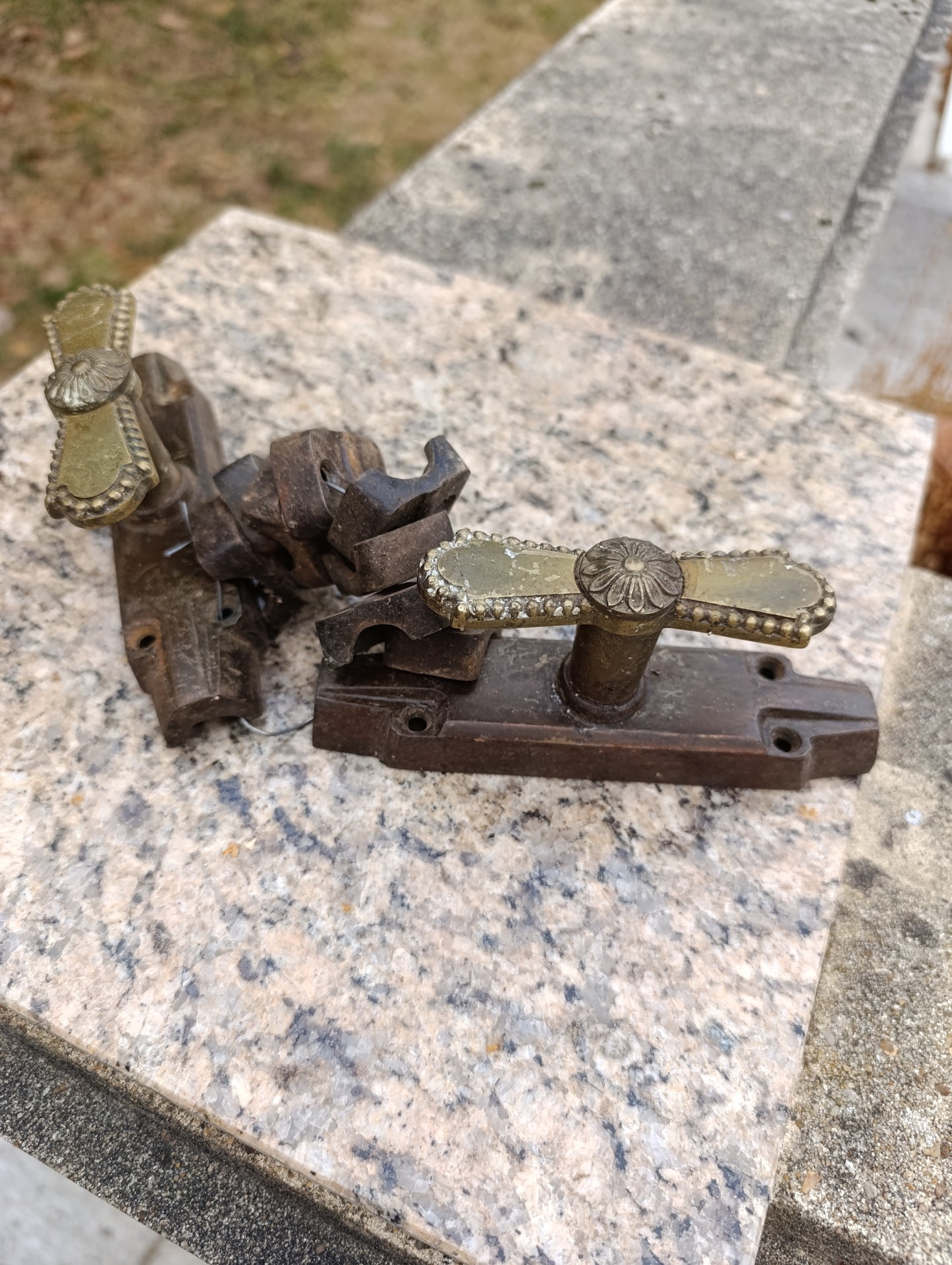 Lot de 2 anciens verrous targettes de porte ou fenêtre à poignées en laiton décoré