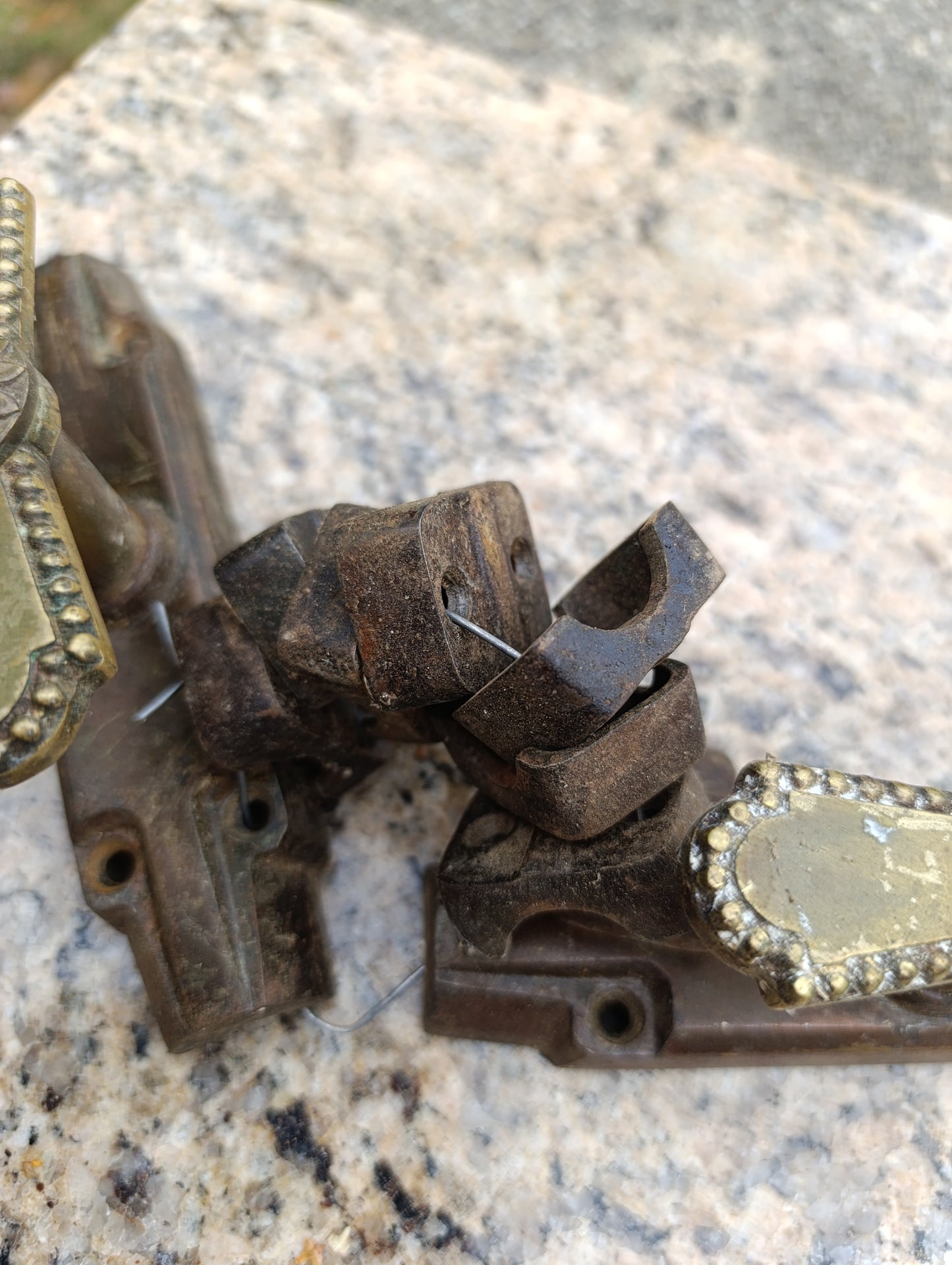 Lot de 2 anciens verrous targettes de porte ou fenêtre à poignées en laiton décoré