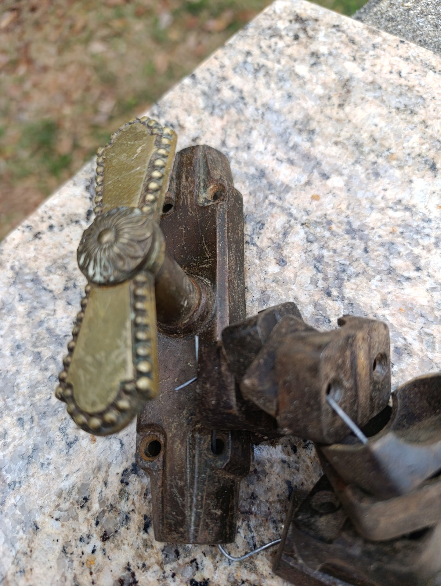 Lot de 2 anciens verrous targettes de porte ou fenêtre à poignées en laiton décoré
