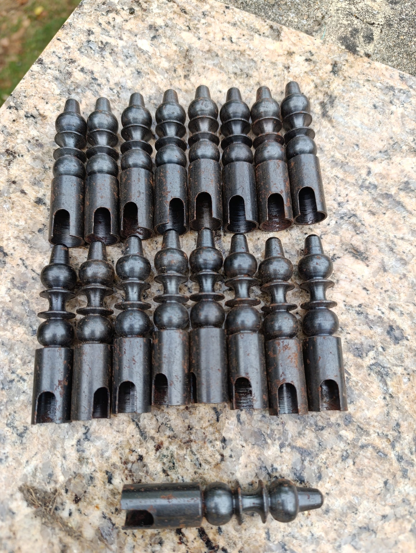Lot de 17 cache-paumelles anciens décoratifs style Louis XV – quincaillerie de porte