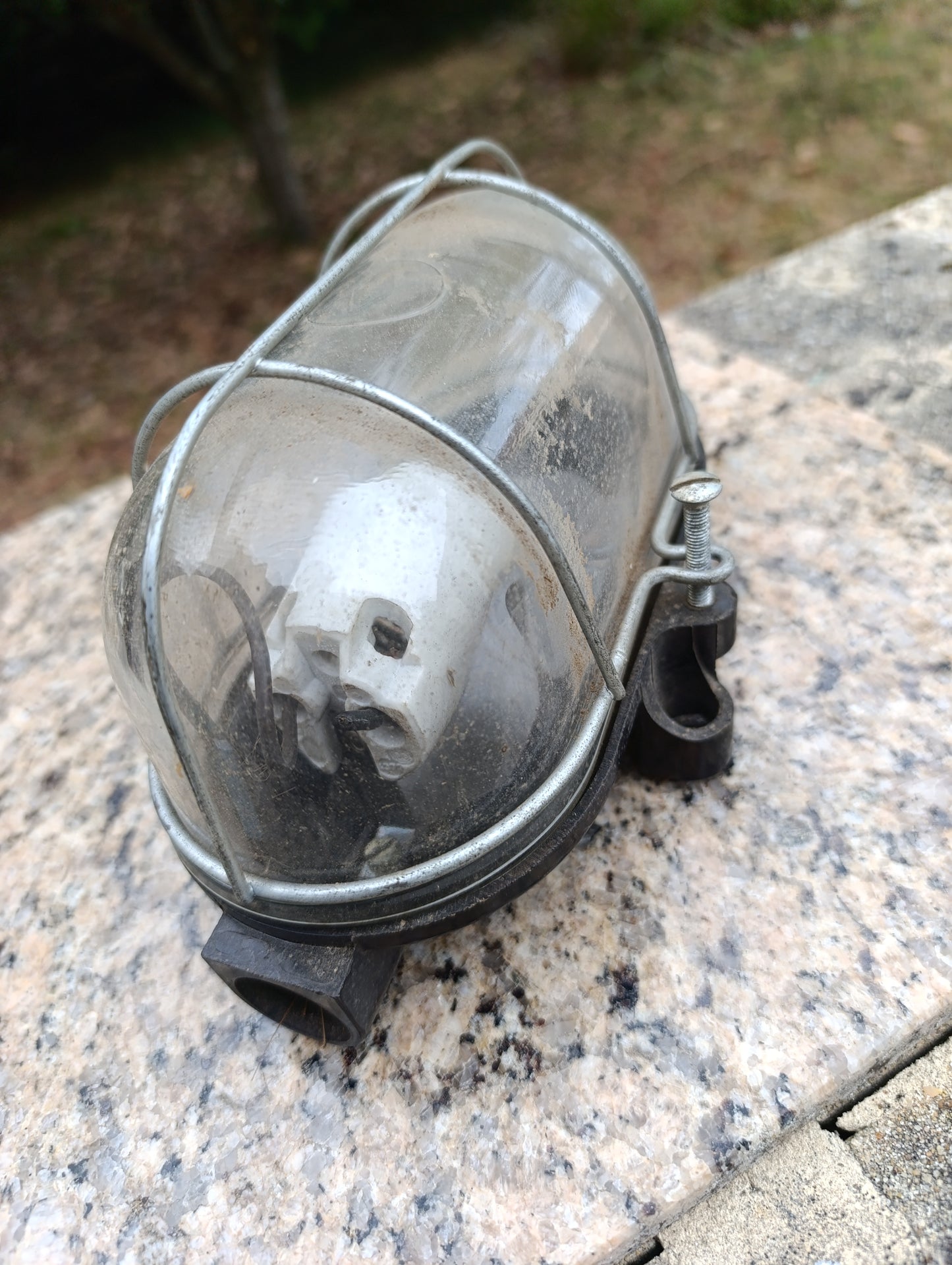 Ancienne applique hublot industriel étanche – globe en verre et cage métallique