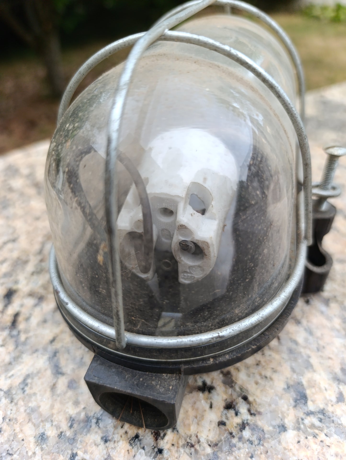 Ancienne applique hublot industriel étanche – globe en verre et cage métallique