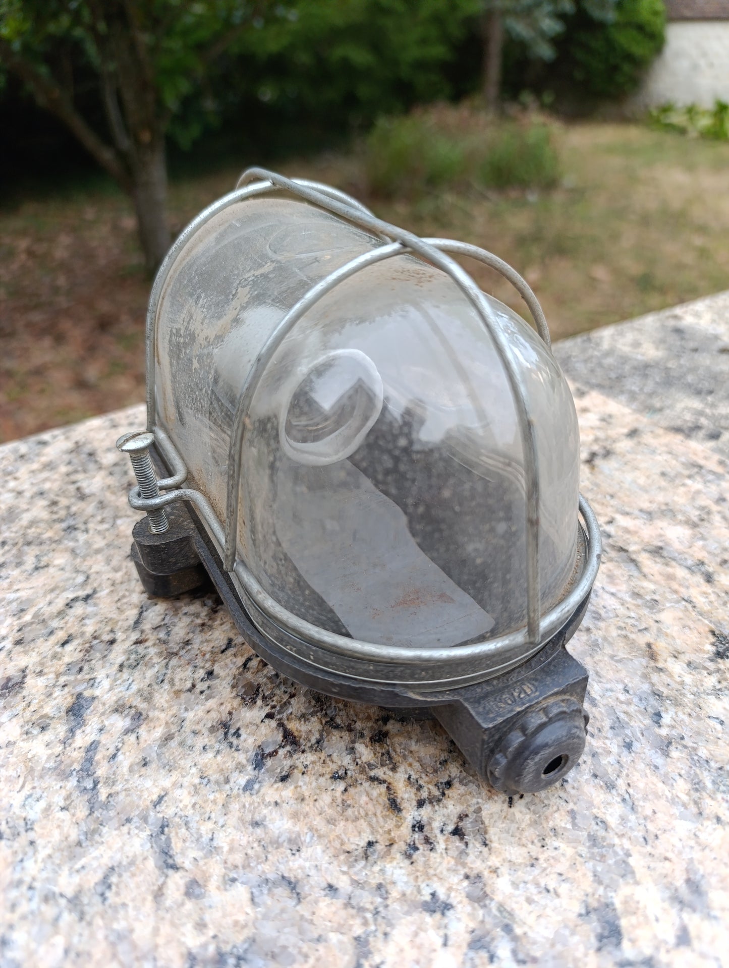 Ancienne applique hublot industriel étanche – globe en verre et cage métallique