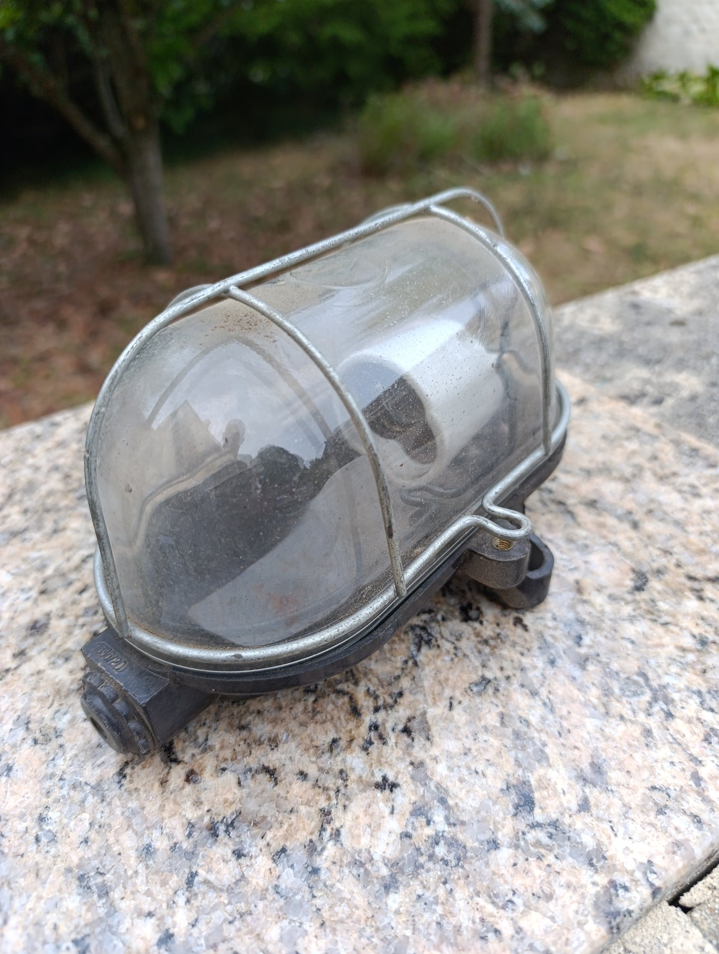 Ancienne applique hublot industriel étanche – globe en verre et cage métallique