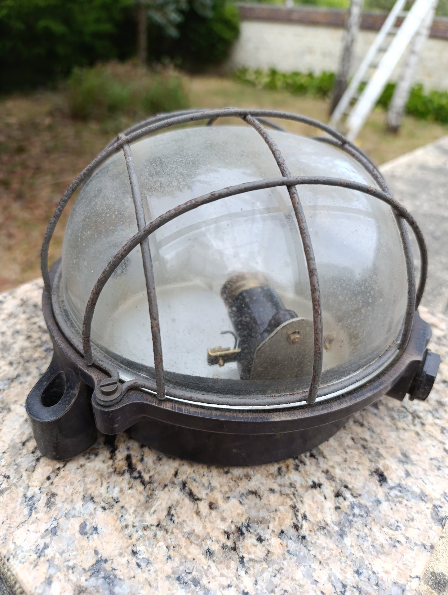 Ancien hublot électrique industriel – globe en verre et grille de protection