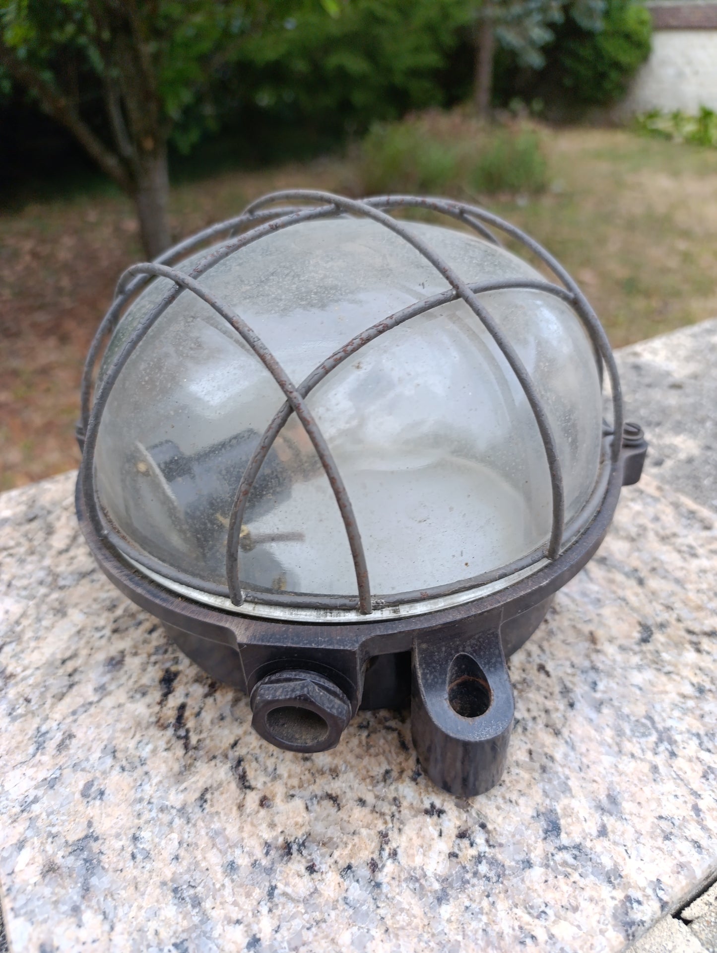 Ancien hublot électrique industriel – globe en verre et grille de protection