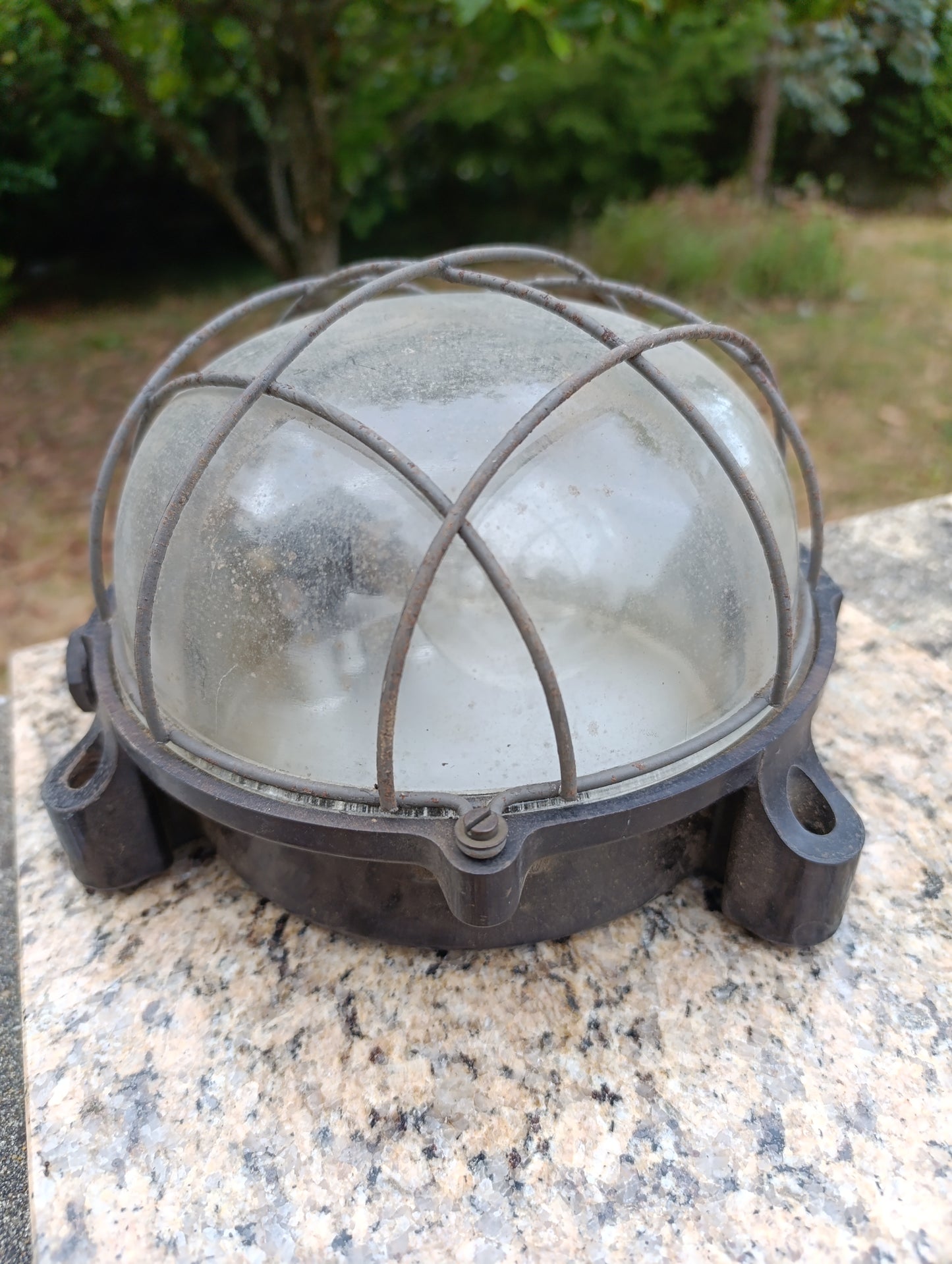 Ancien hublot électrique industriel – globe en verre et grille de protection
