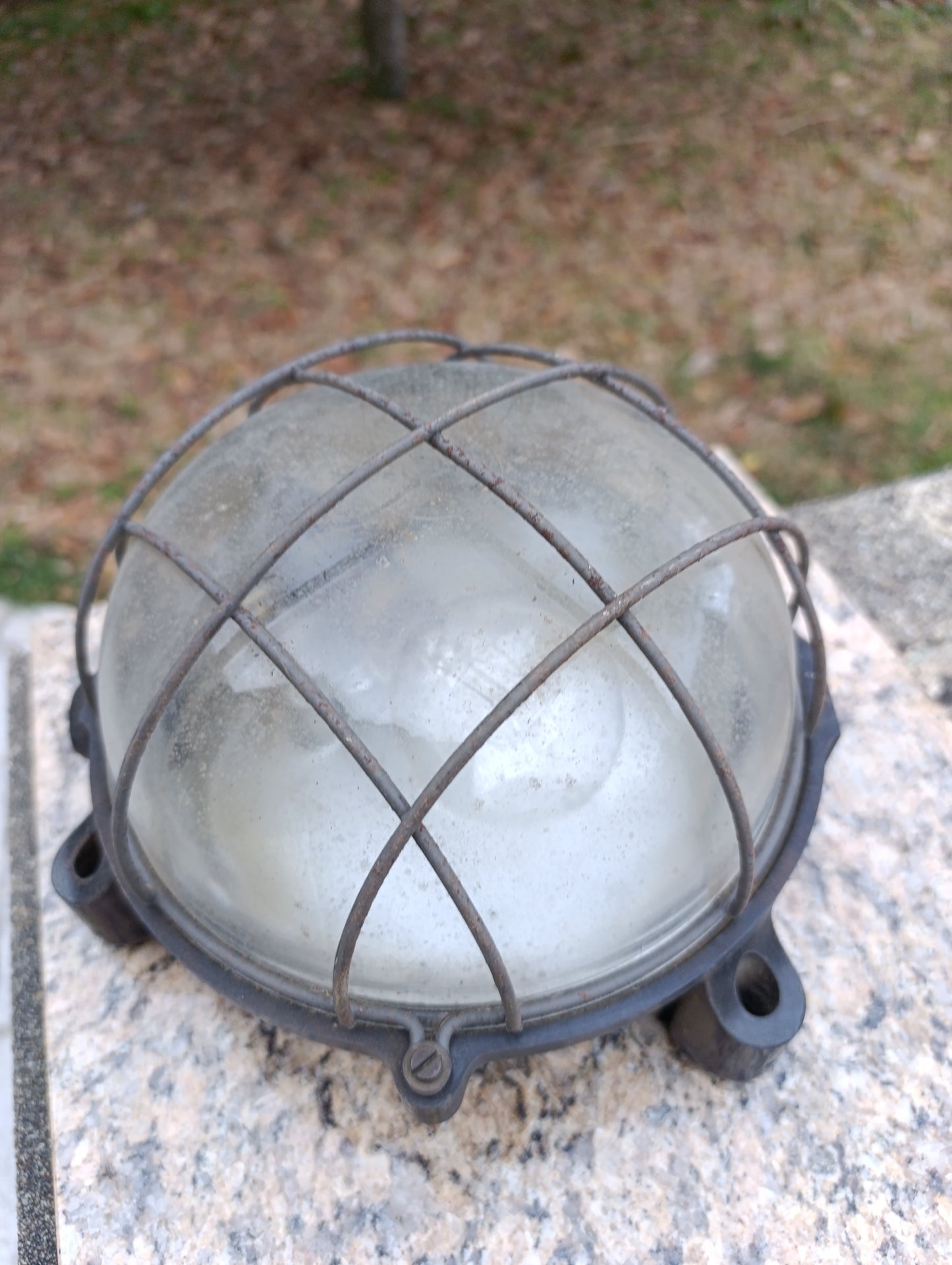 Ancien hublot électrique industriel – globe en verre et grille de protection