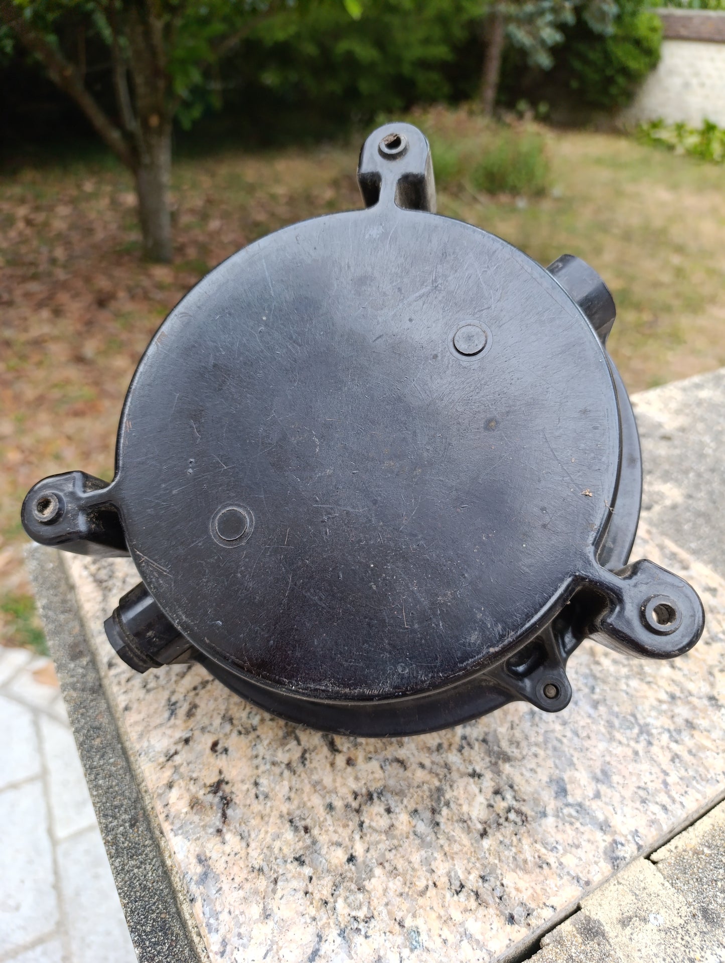 Ancien hublot électrique industriel – globe en verre et grille de protection