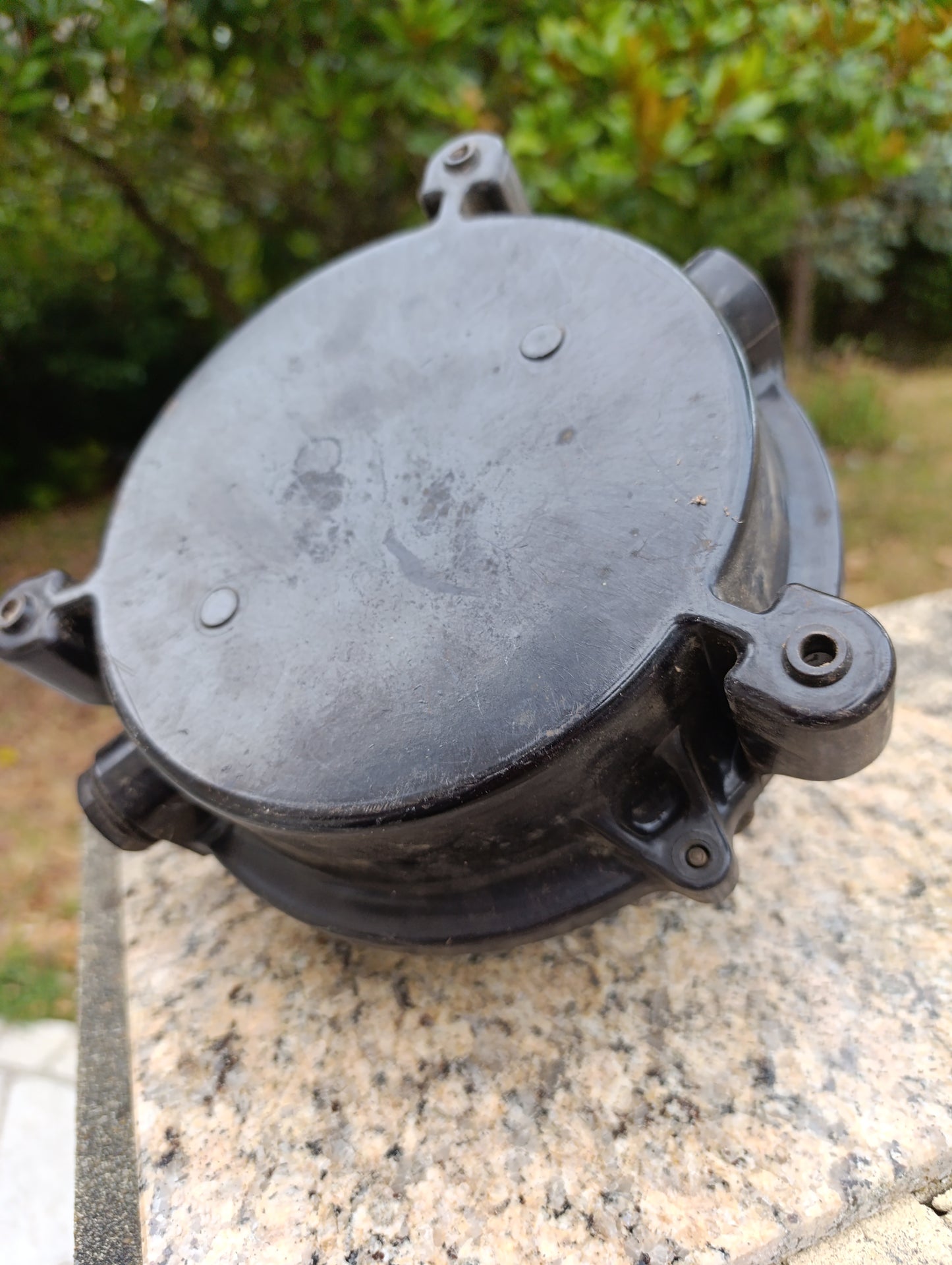 Ancien hublot électrique industriel – globe en verre et grille de protection