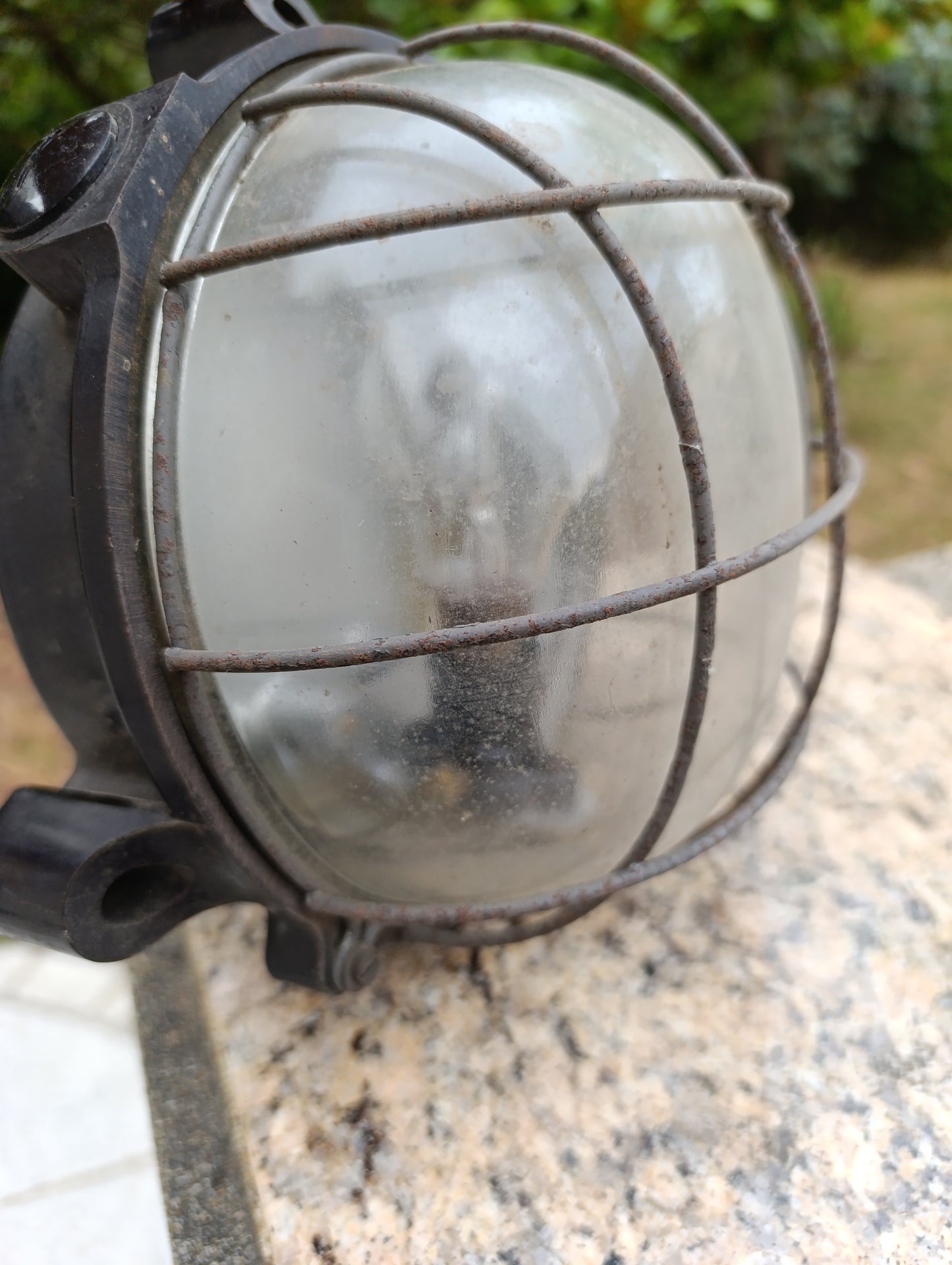 Ancien hublot électrique industriel – globe en verre et grille de protection