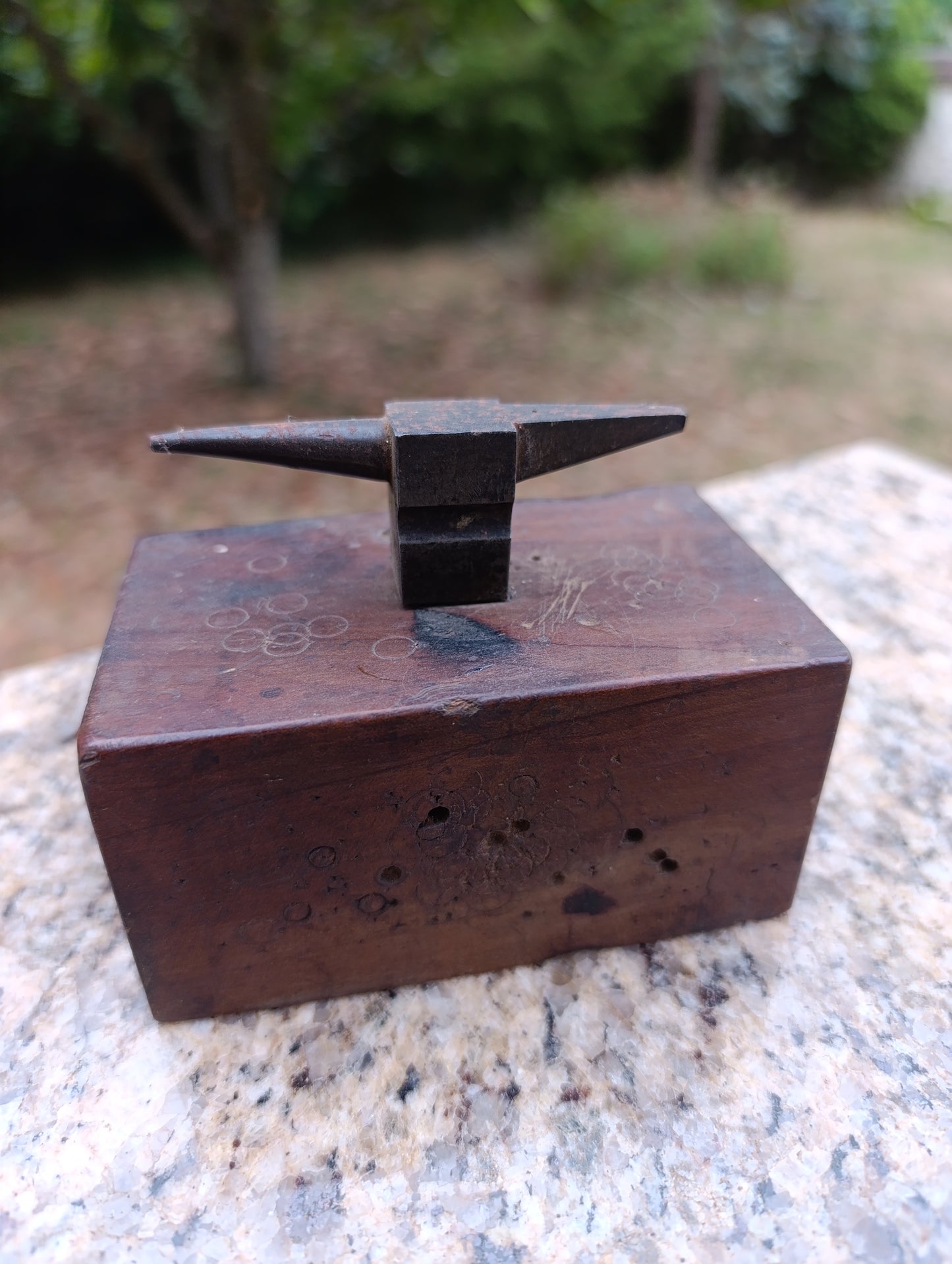 Petite enclume ancienne de précision sur socle en bois – bijoutier horloger atelier