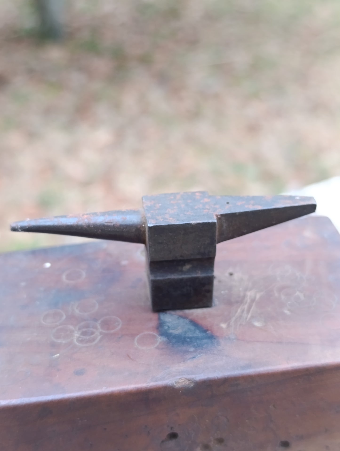 Petite enclume ancienne de précision sur socle en bois – bijoutier horloger atelier