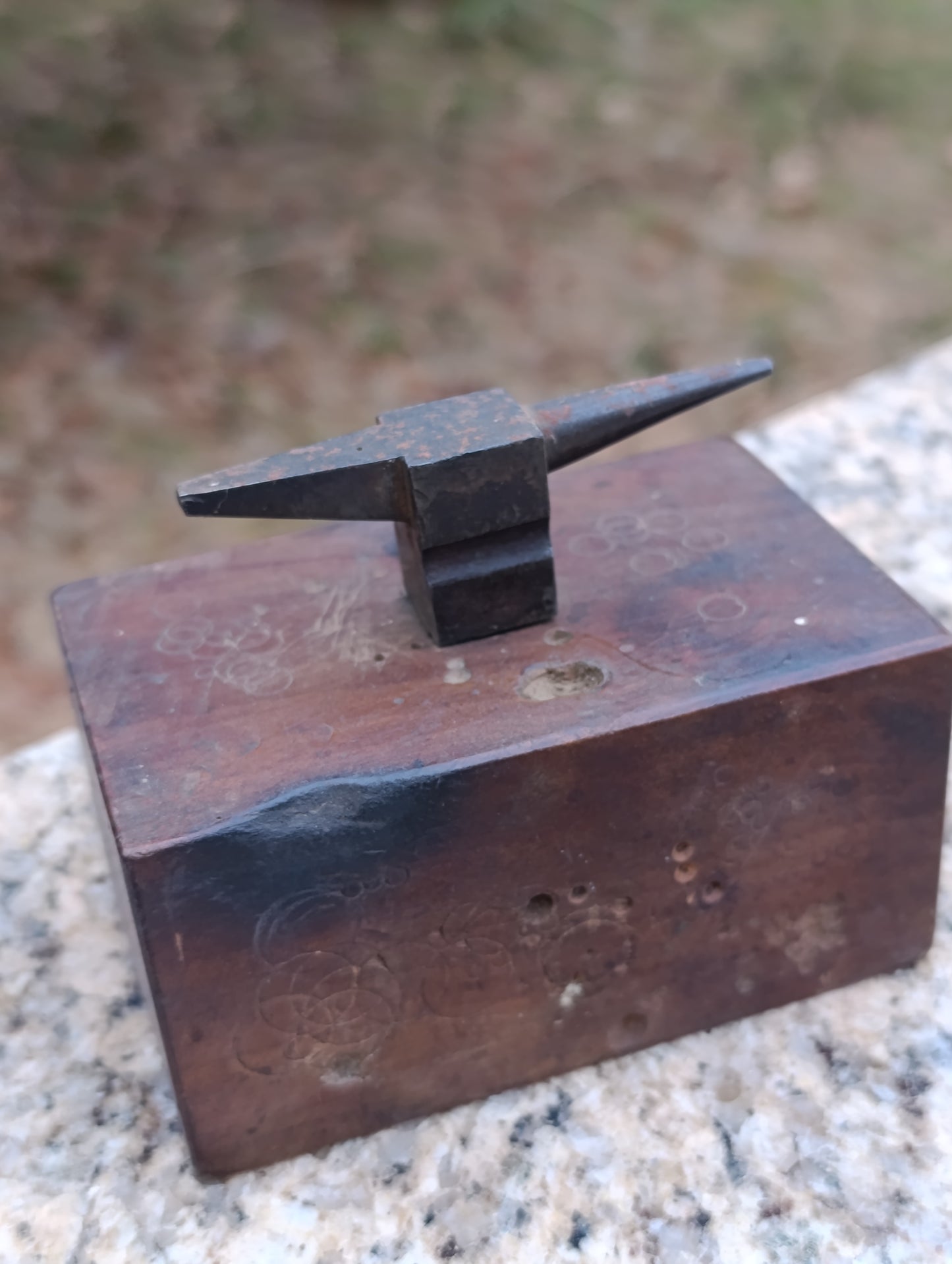 Petite enclume ancienne de précision sur socle en bois – bijoutier horloger atelier