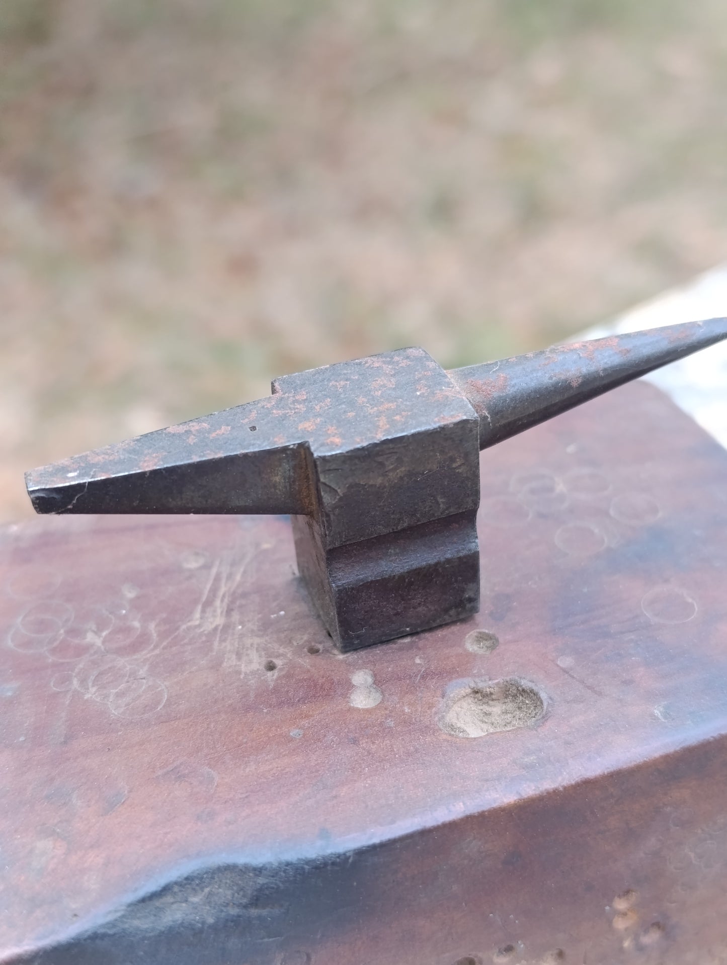 Petite enclume ancienne de précision sur socle en bois – bijoutier horloger atelier