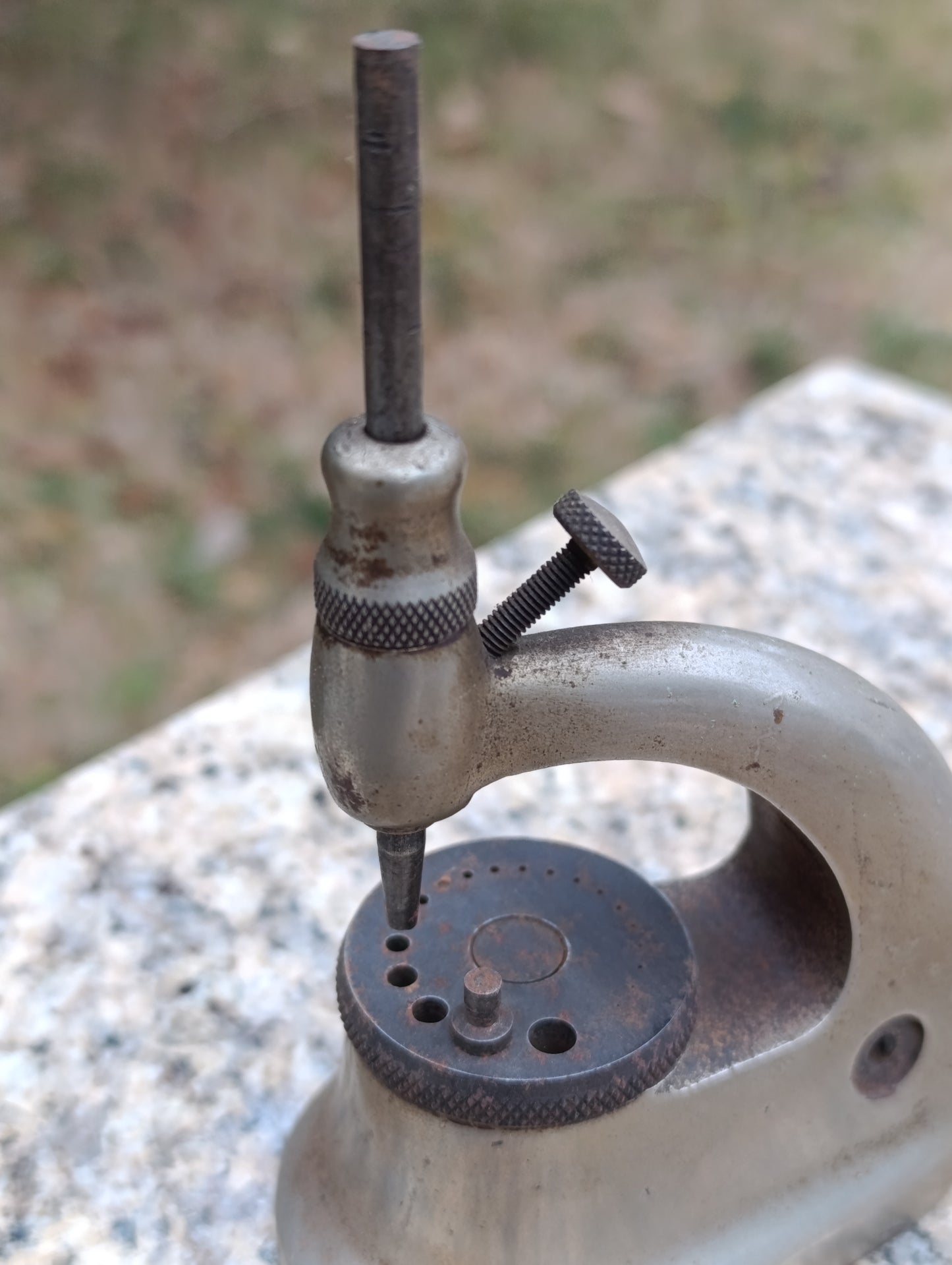 Ancienne potence d’horloger à river et chasser – FAVOR Switzerland – outil professionnel