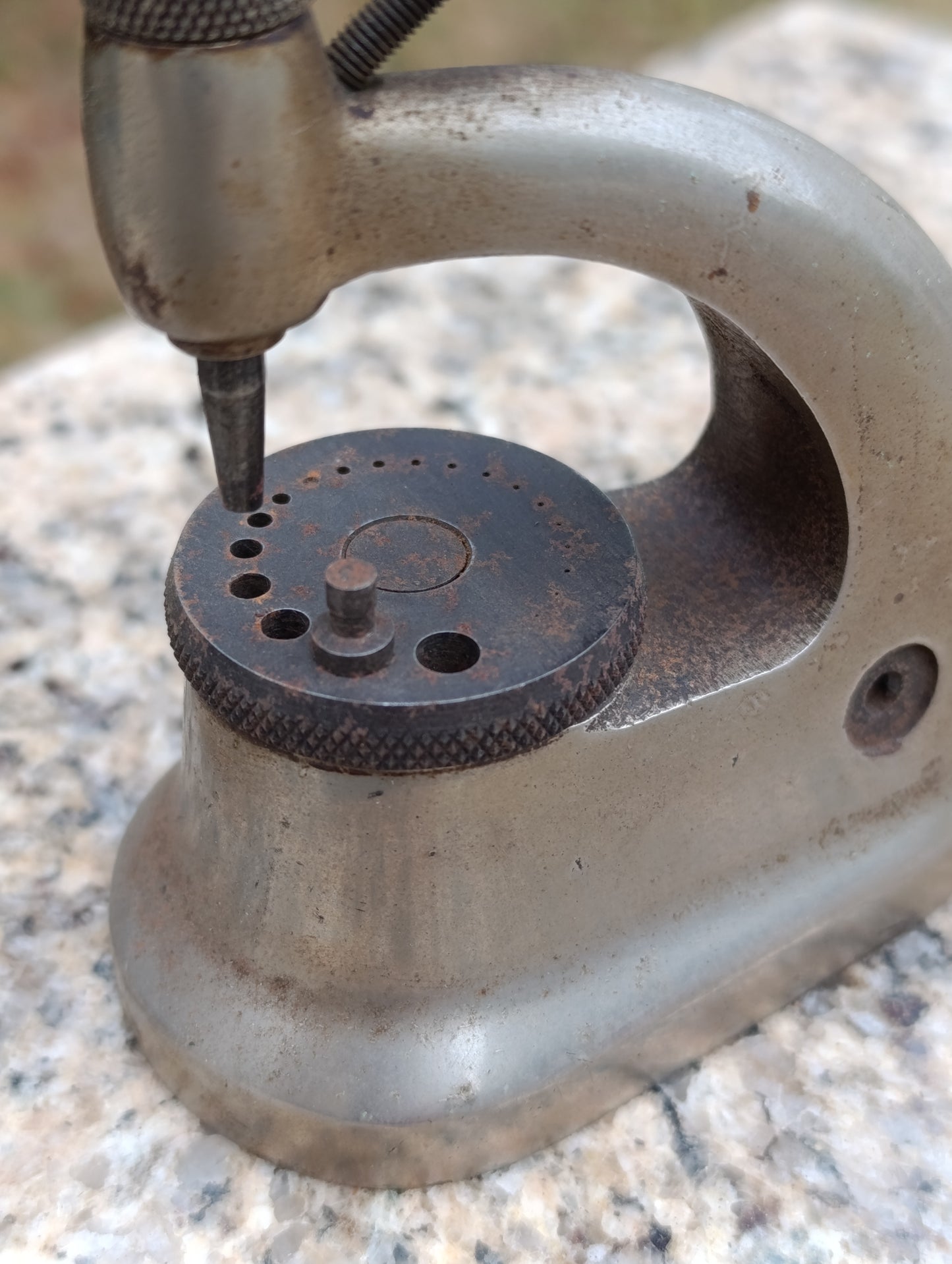 Ancienne potence d’horloger à river et chasser – FAVOR Switzerland – outil professionnel