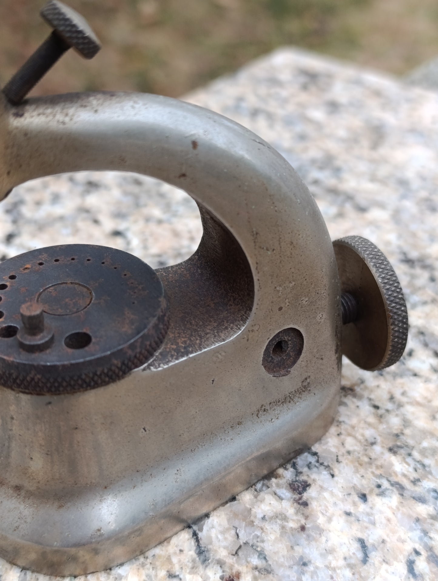 Ancienne potence d’horloger à river et chasser – FAVOR Switzerland – outil professionnel