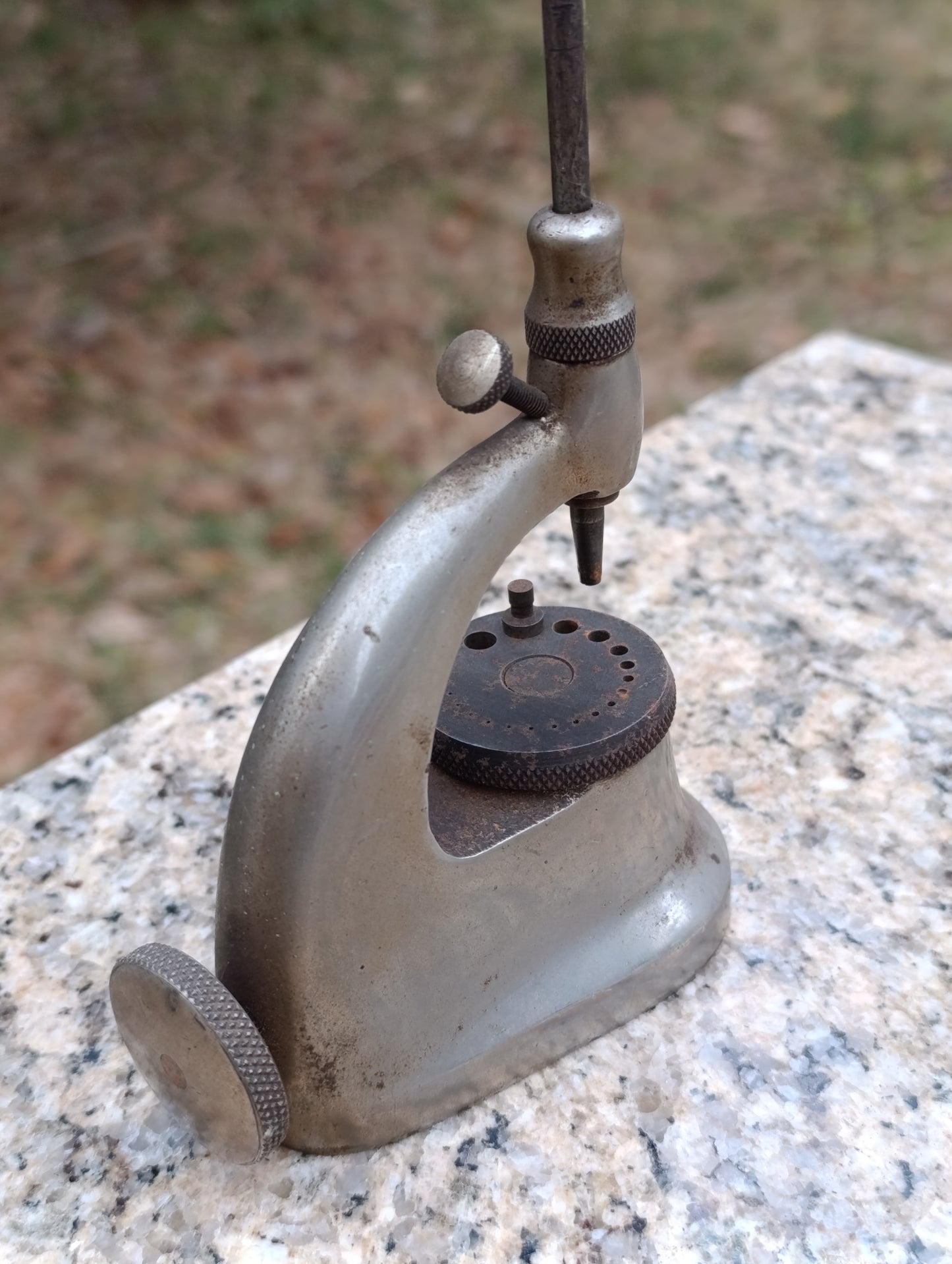 Ancienne potence d’horloger à river et chasser – FAVOR Switzerland – outil professionnel